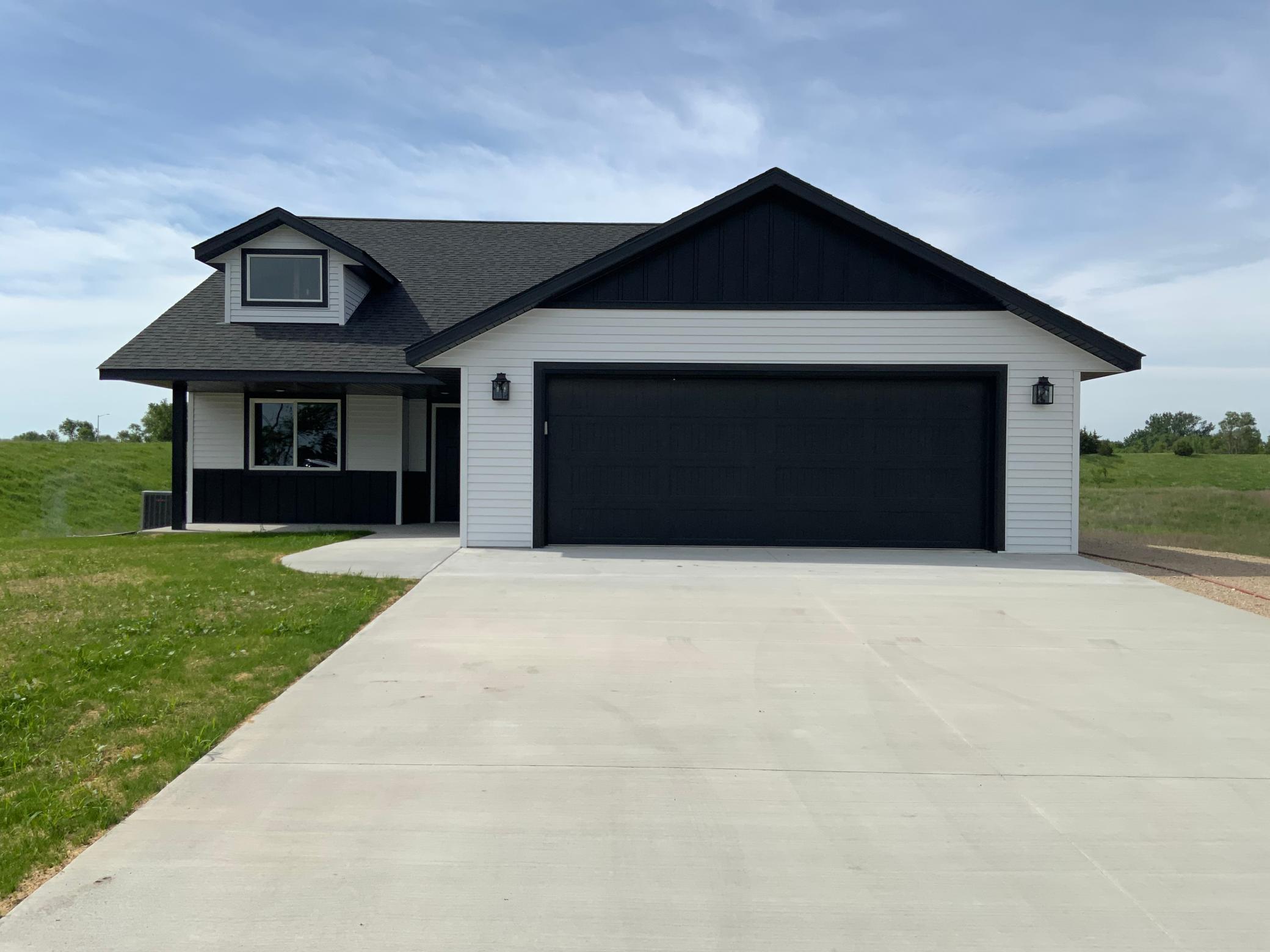 Homes for sale in Windom, MN | 7 Cottonwood Lake Blvd, Windom, MN 56101 | MLS# 7088194