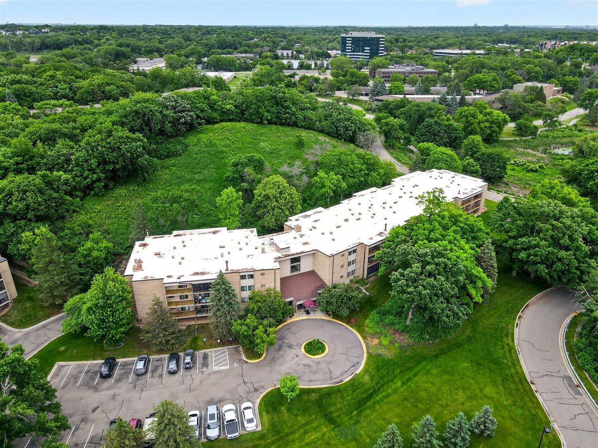 Homes for sale in Minnetonka, MN | 5643 Green Circle Drive, Minnetonka, MN 55343 | Houzeo