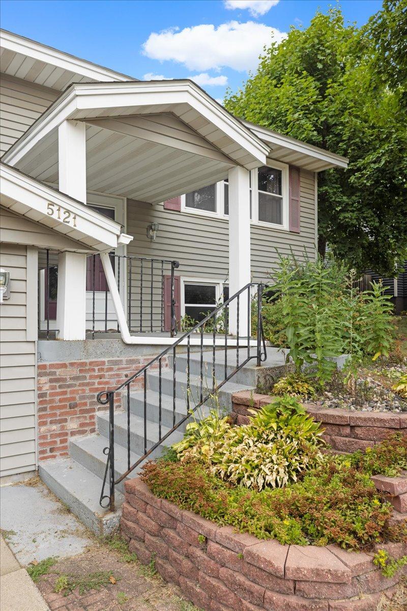2nd image of 5121 148th Path W, Saint Paul, MN 55124 | MLS# 7088786