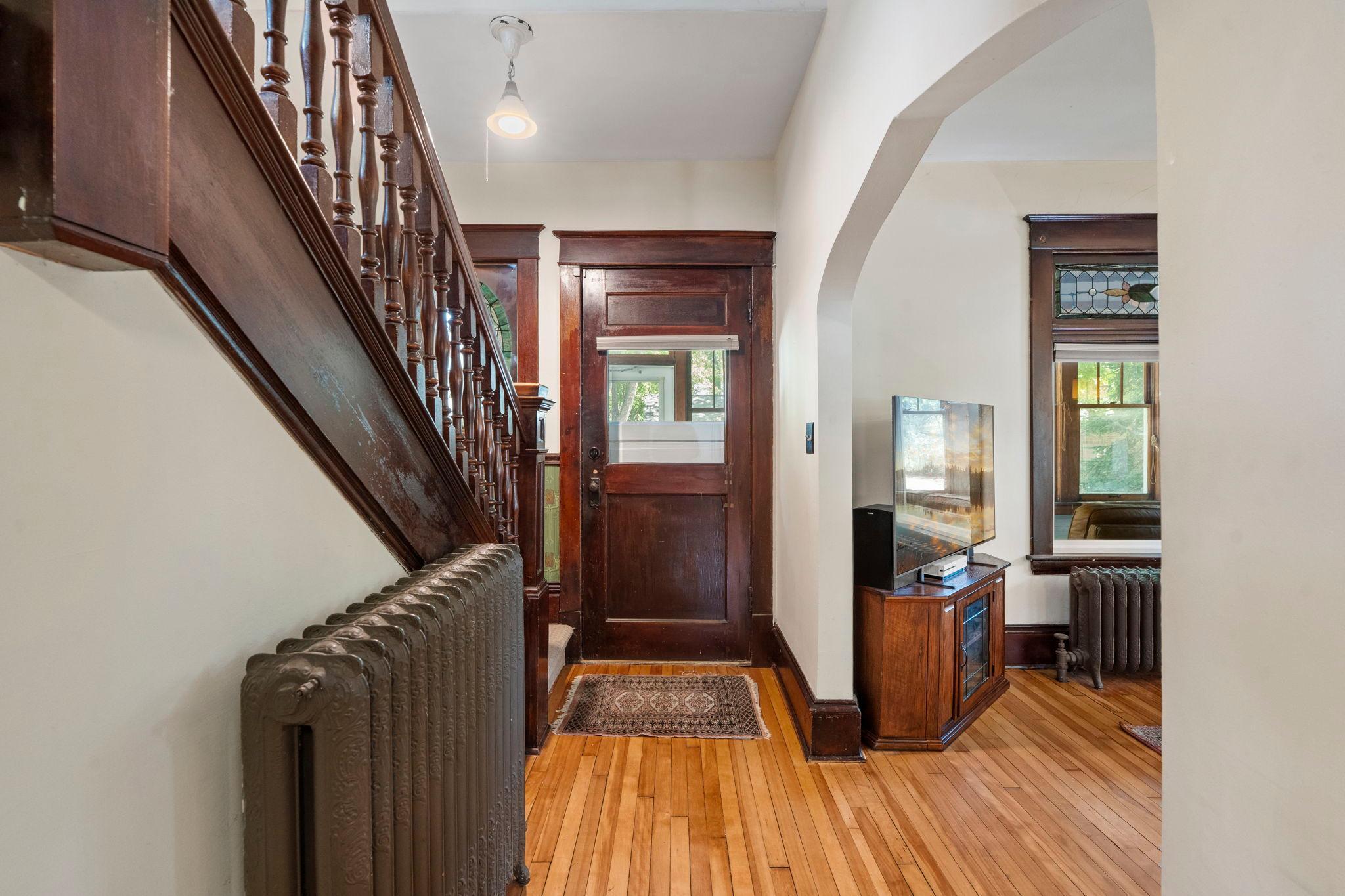 3rd image of 922 Armstrong Ave, Saint Paul, MN 55102 | MLS# 7089286