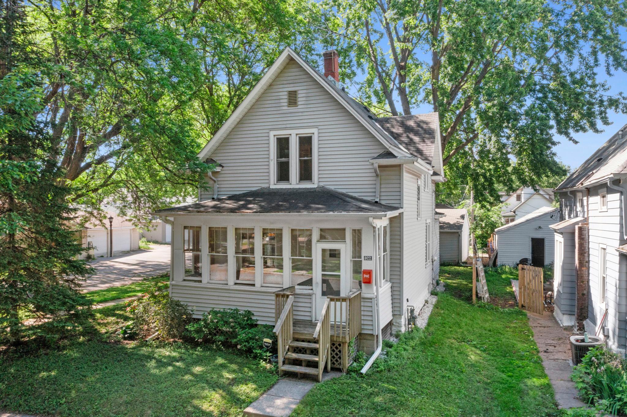 1st image of 922 Armstrong Ave, Saint Paul, MN 55102 | MLS# 7089286