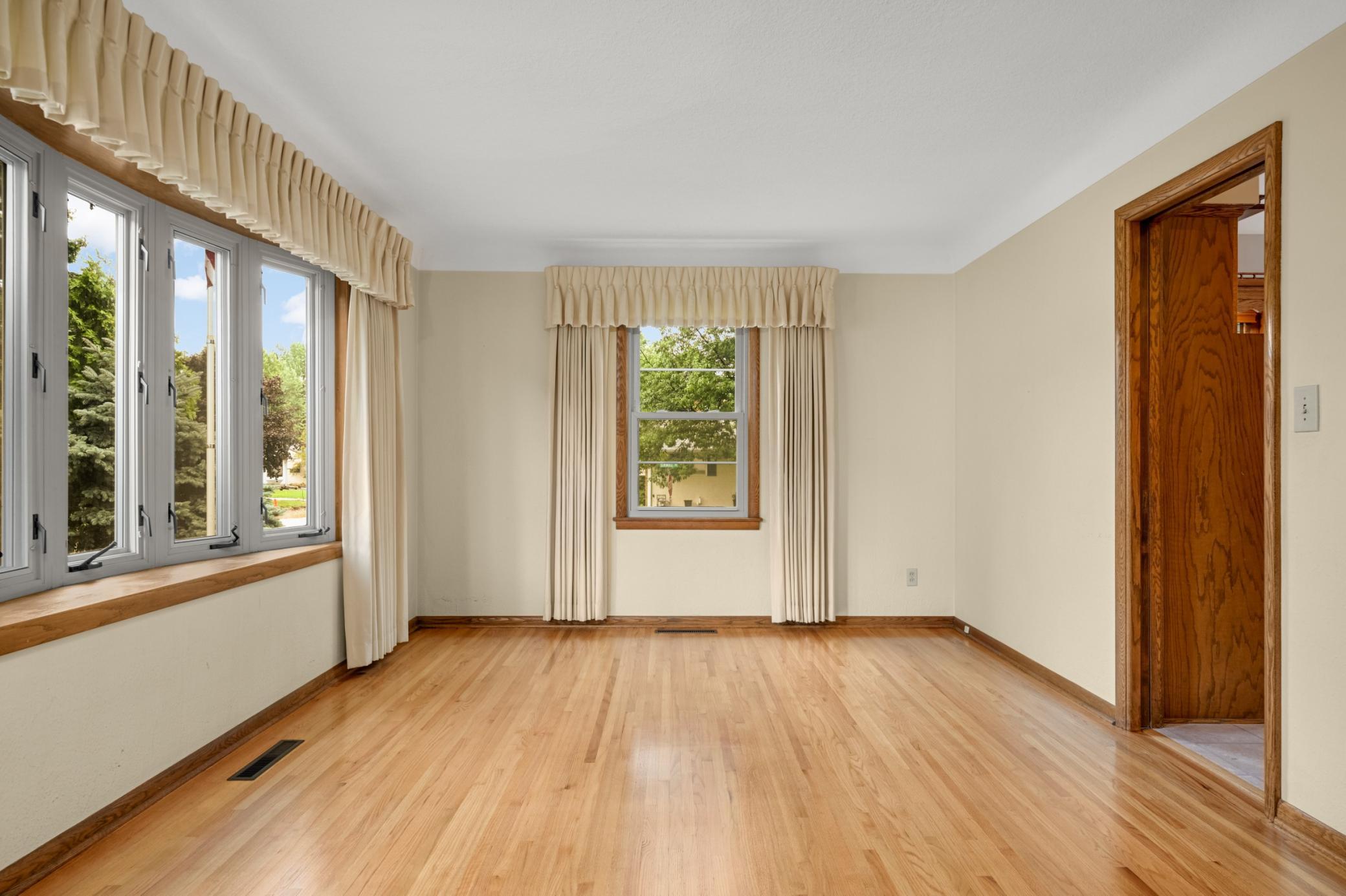 3rd image of 333 Emerson Ave W, Saint Paul, MN 55118 | MLS# 7089554