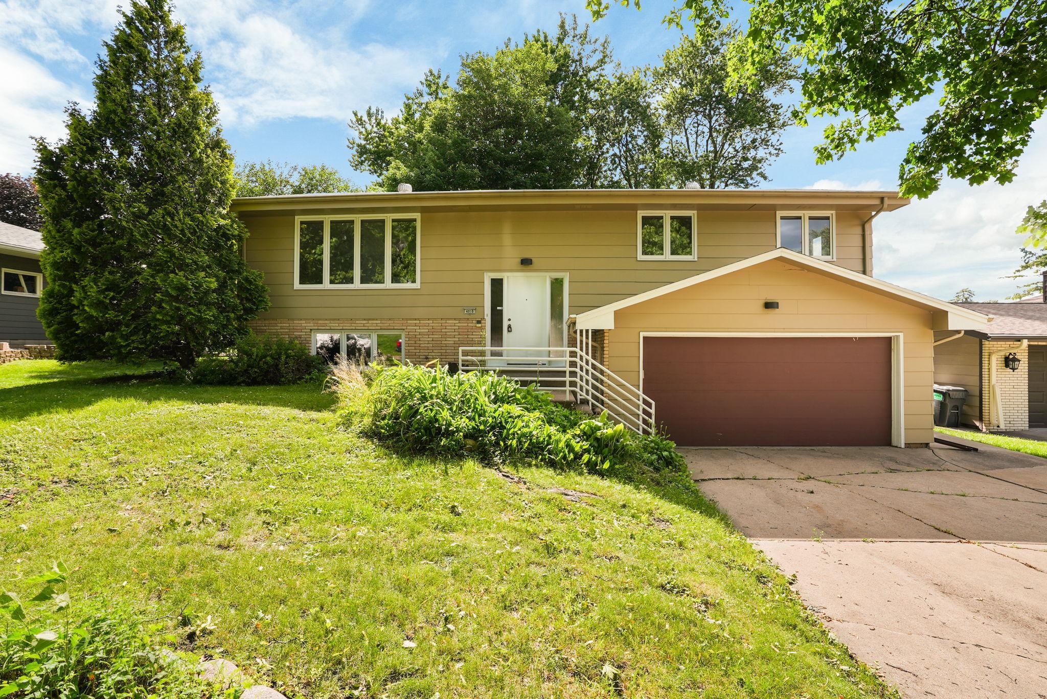3rd image of 4018 Shamrock Dr Ne, Saint Anthony, MN 55421 | MLS# 7090277