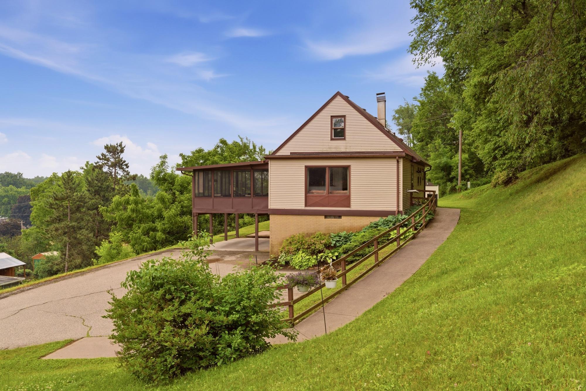 Homes for sale in La Crescent, MN | 713 S 2nd St, La Crescent, MN 55947 | MLS# 7090812