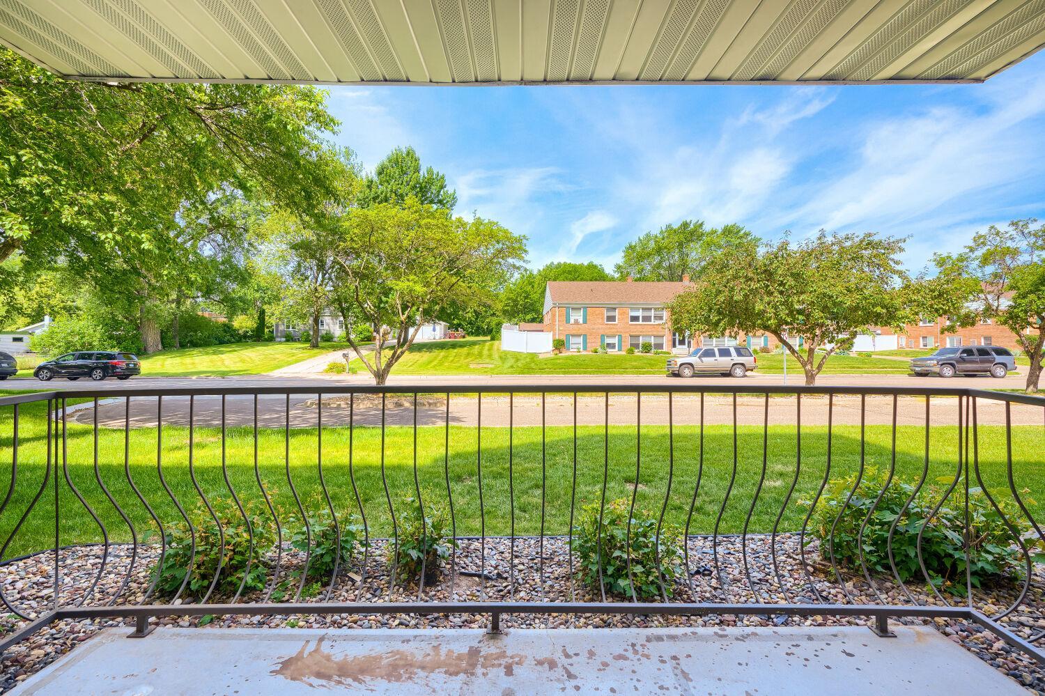 2nd image of 1450 Bidwell St, Saint Paul, MN 55118