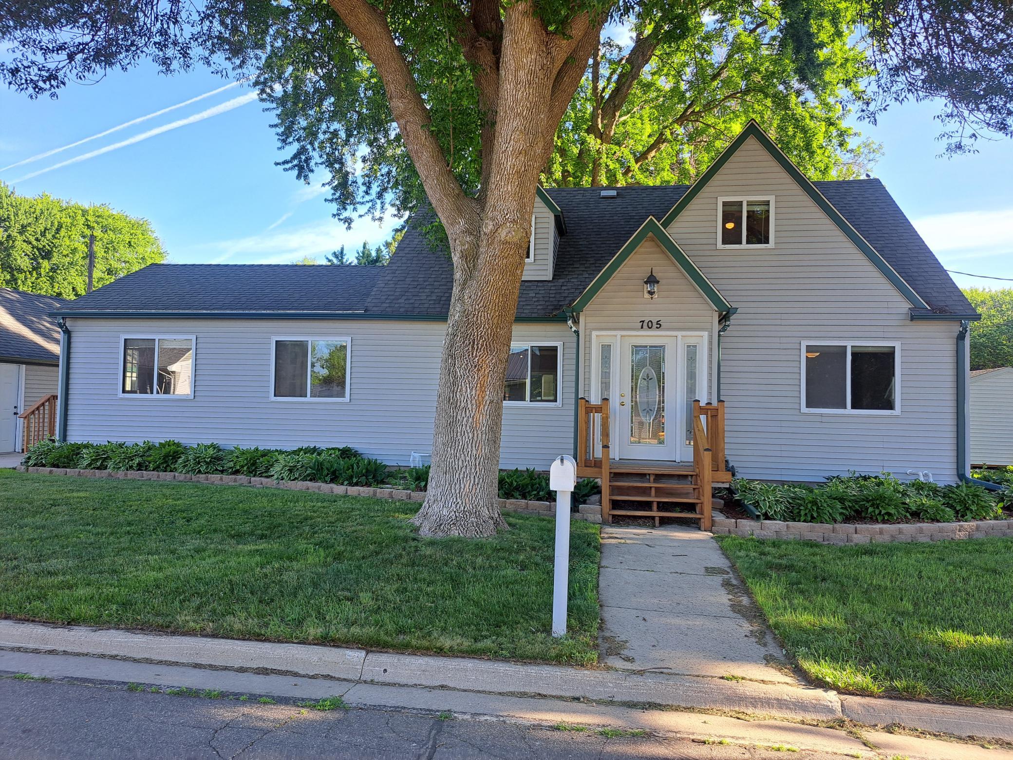 1st image of 705 Glenview Dr, Albert Lea, MN 56007 | MLS# 7093408