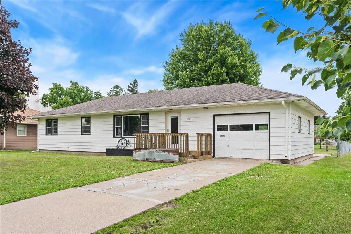 Homes for sale in Lake City, MN | 1009 W Center St, Lake City, MN 55041 | MLS# 7096052