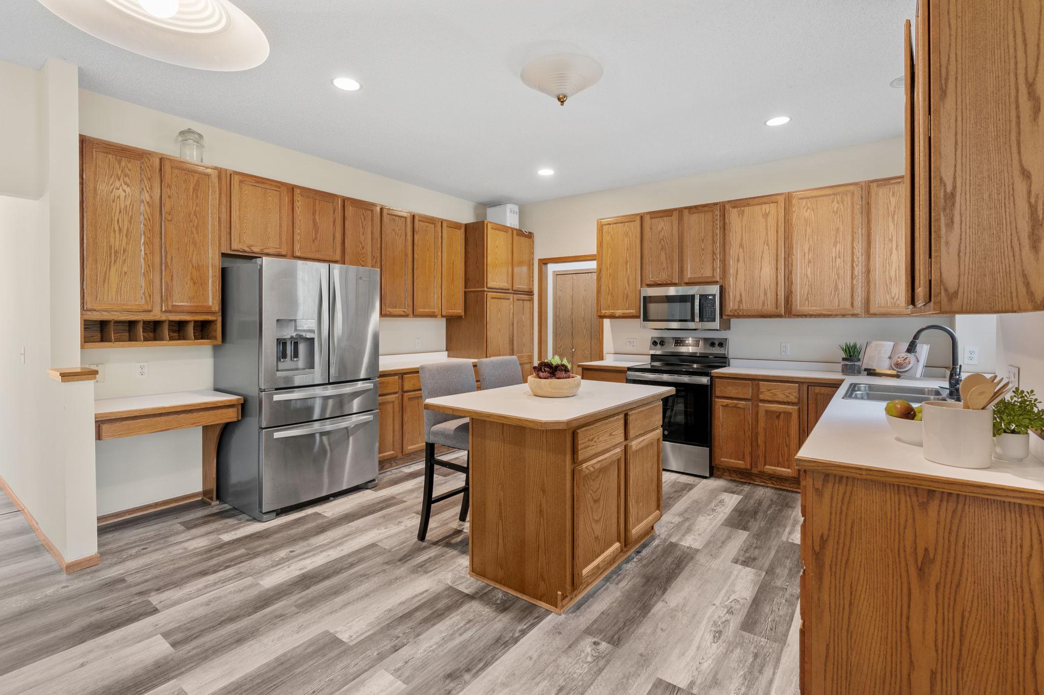 3rd image of 547 Abbey Wy, Mendota Heights, MN 55120 | MLS# 7098190