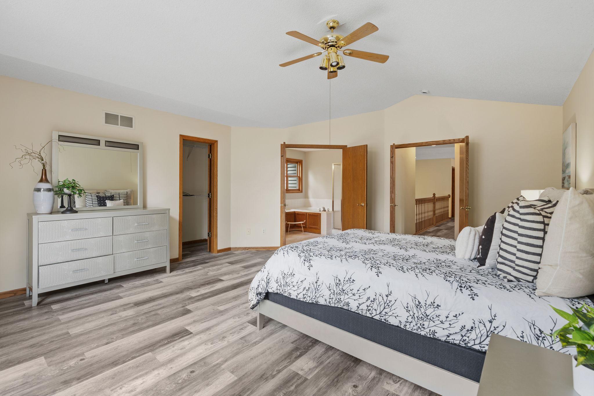 4th image of 547 Abbey Wy, Mendota Heights, MN 55120 | MLS# 7098190