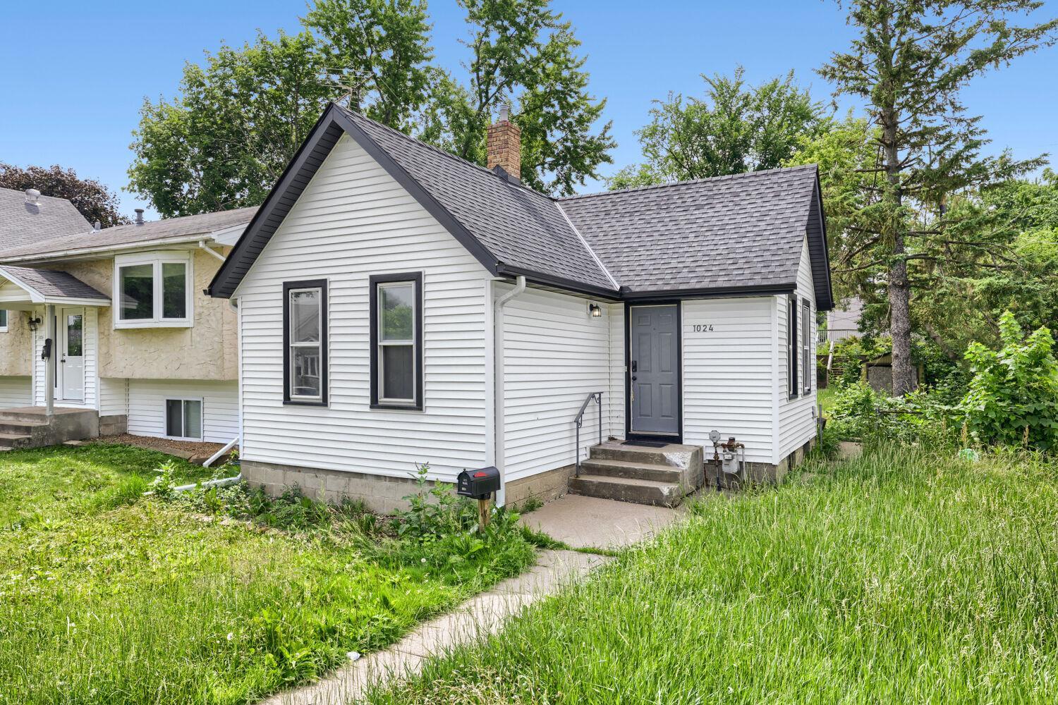 1st image of 1024 Geranium Ave E, Saint Paul, MN 55106 | MLS# 7098677