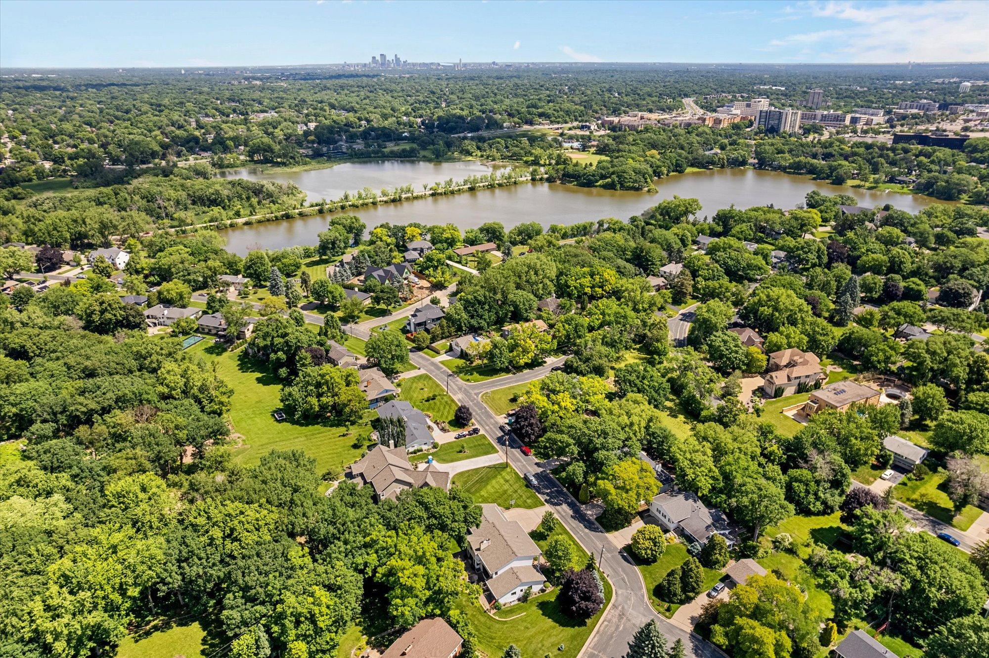 4th image of 6716 W Shore Dr, Minneapolis, MN 55435 | MLS# 7099429
