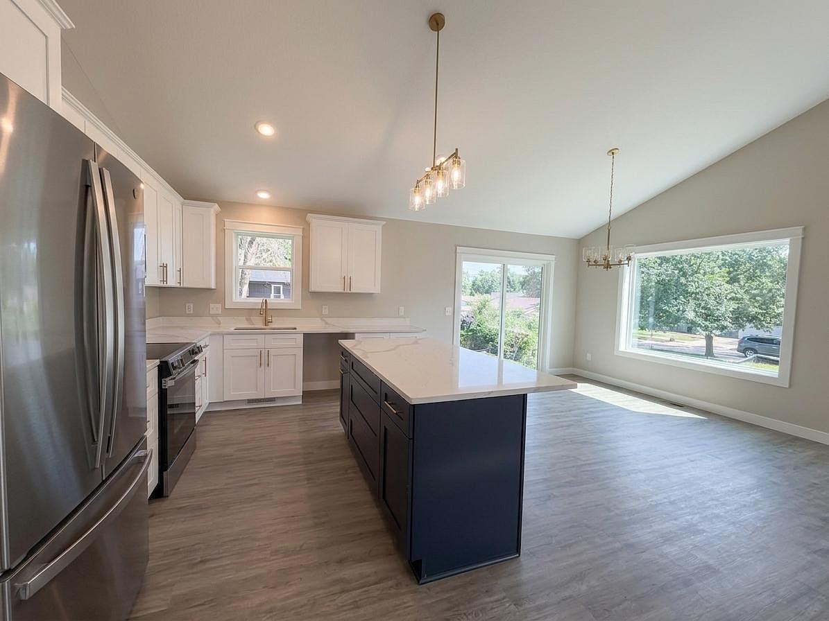 3rd image of 1312 Robinwood Ln, Faribault, MN 55021 | MLS# 7099614