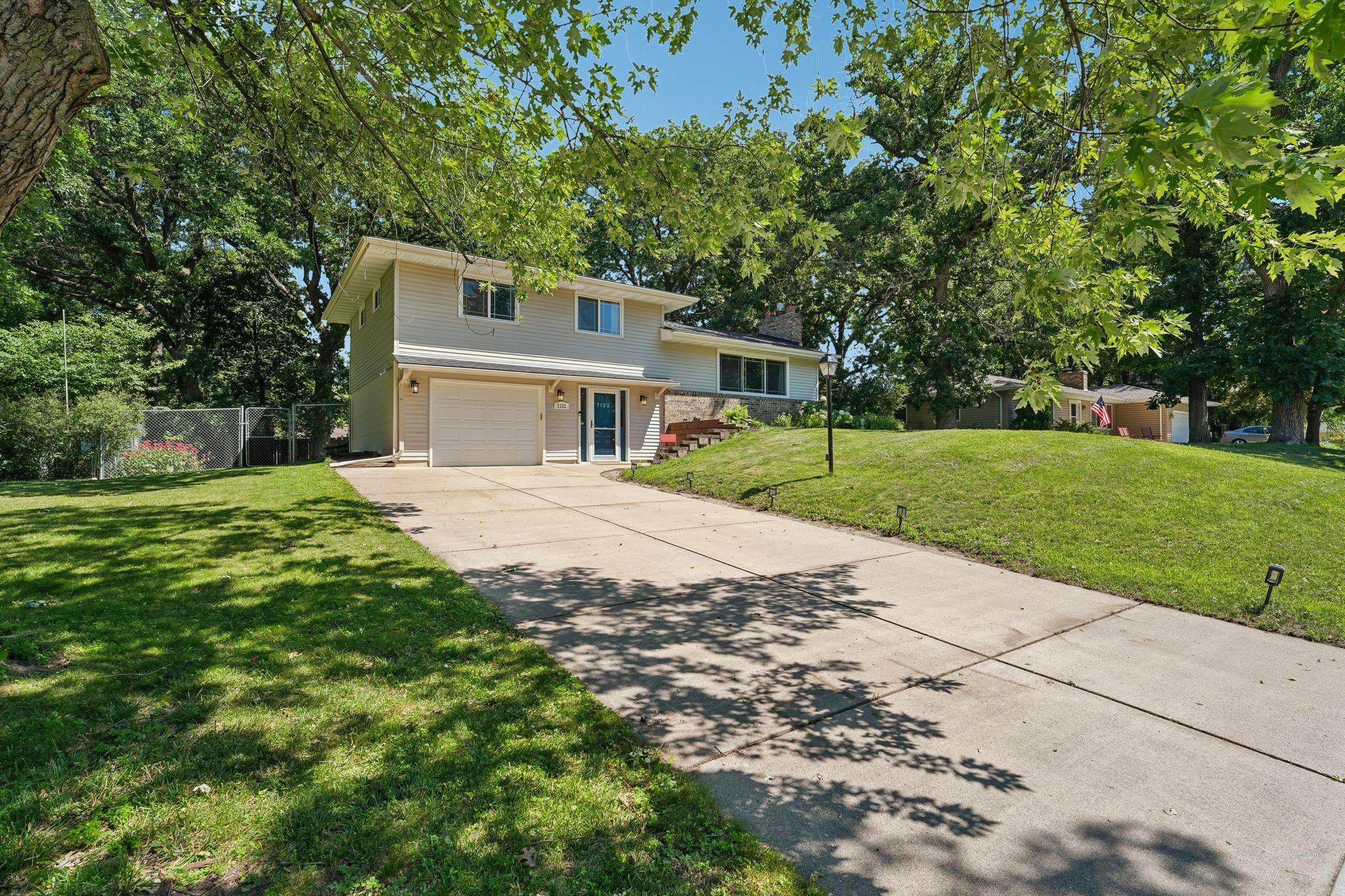 2nd image of 7132 Courtly Rd, Saint Paul, MN 55125 | MLS# 7101469