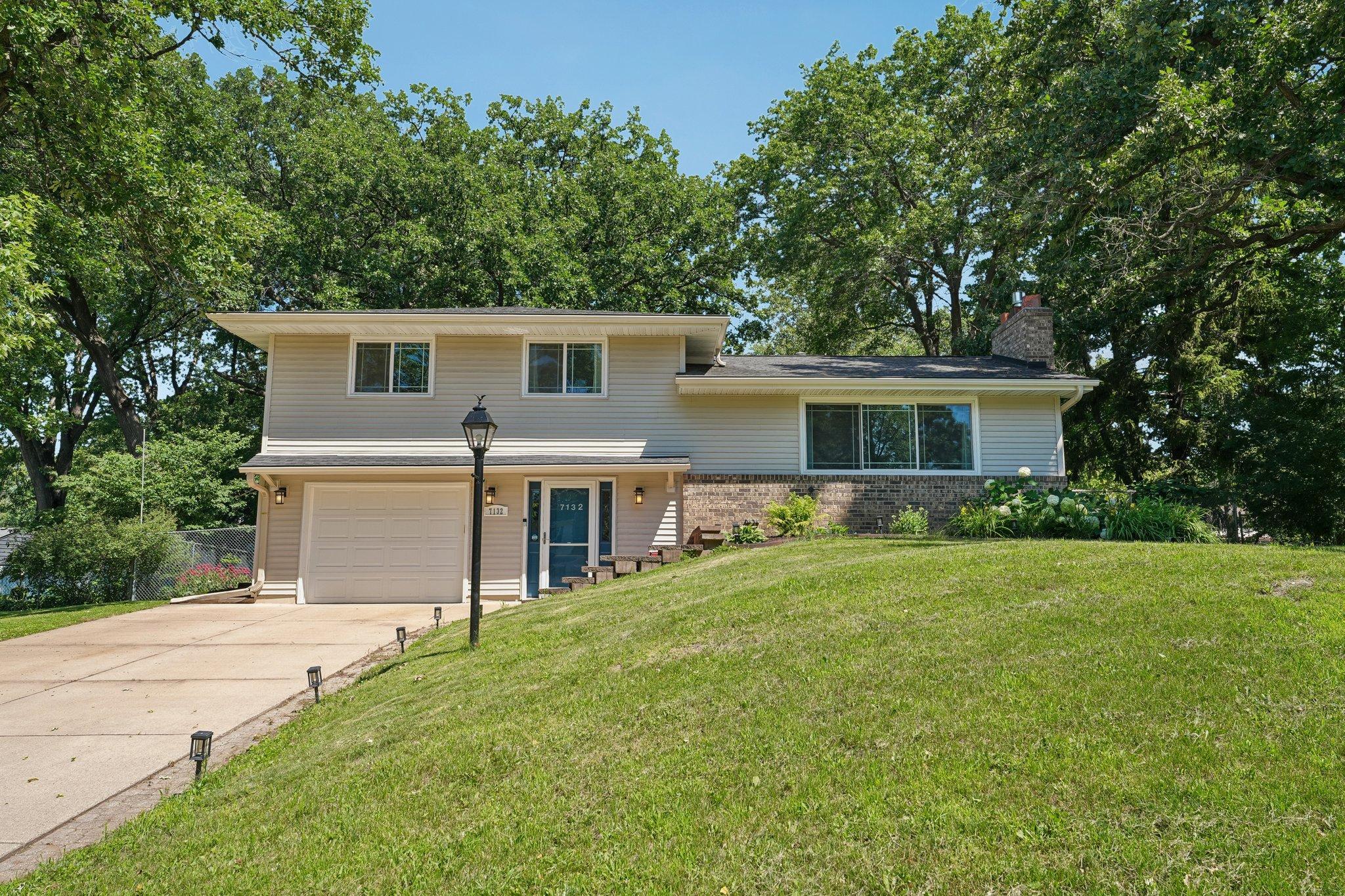 1st image of 7132 Courtly Rd, Saint Paul, MN 55125 | MLS# 7101469