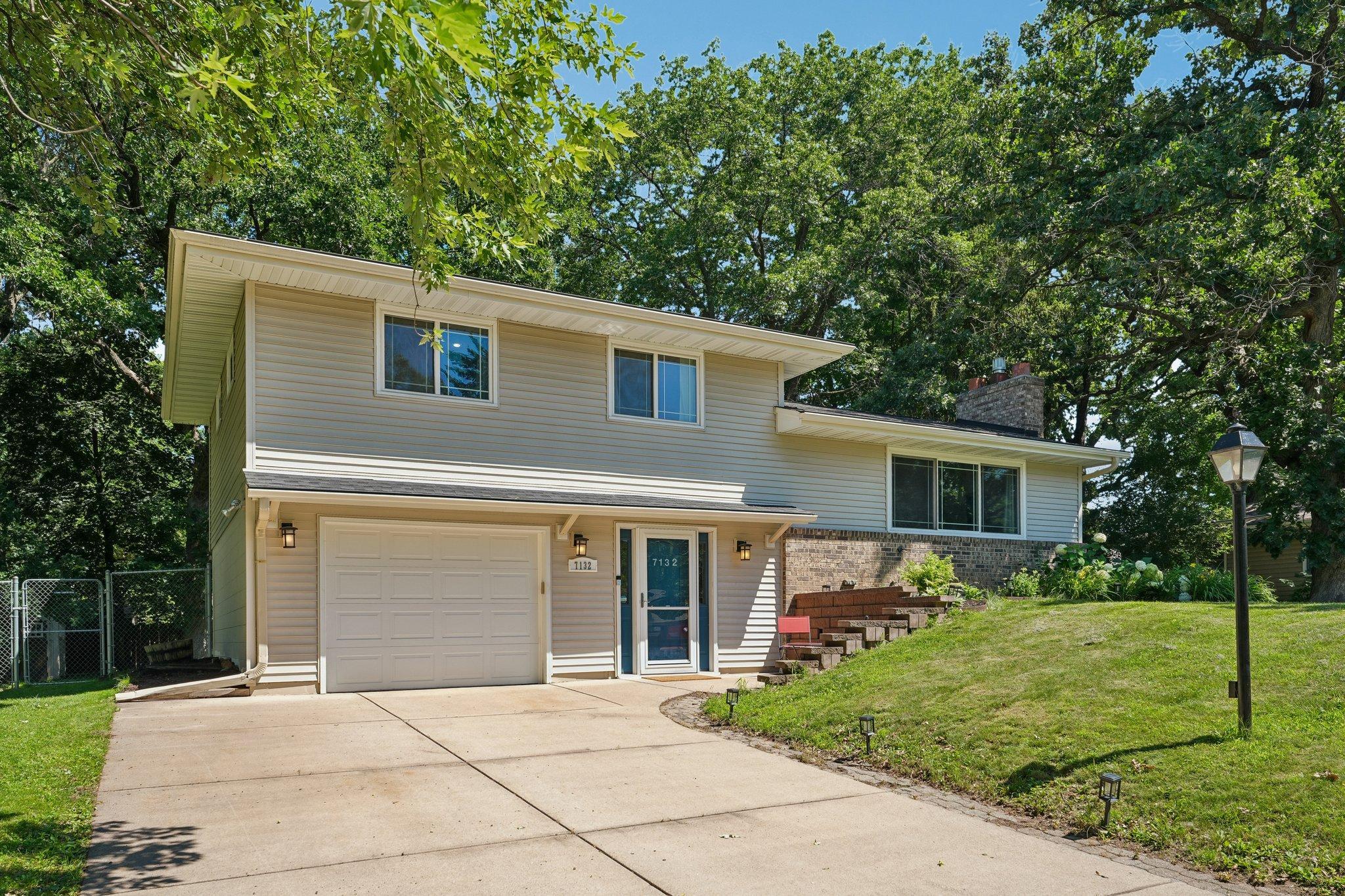 3rd image of 7132 Courtly Rd, Saint Paul, MN 55125 | MLS# 7101469