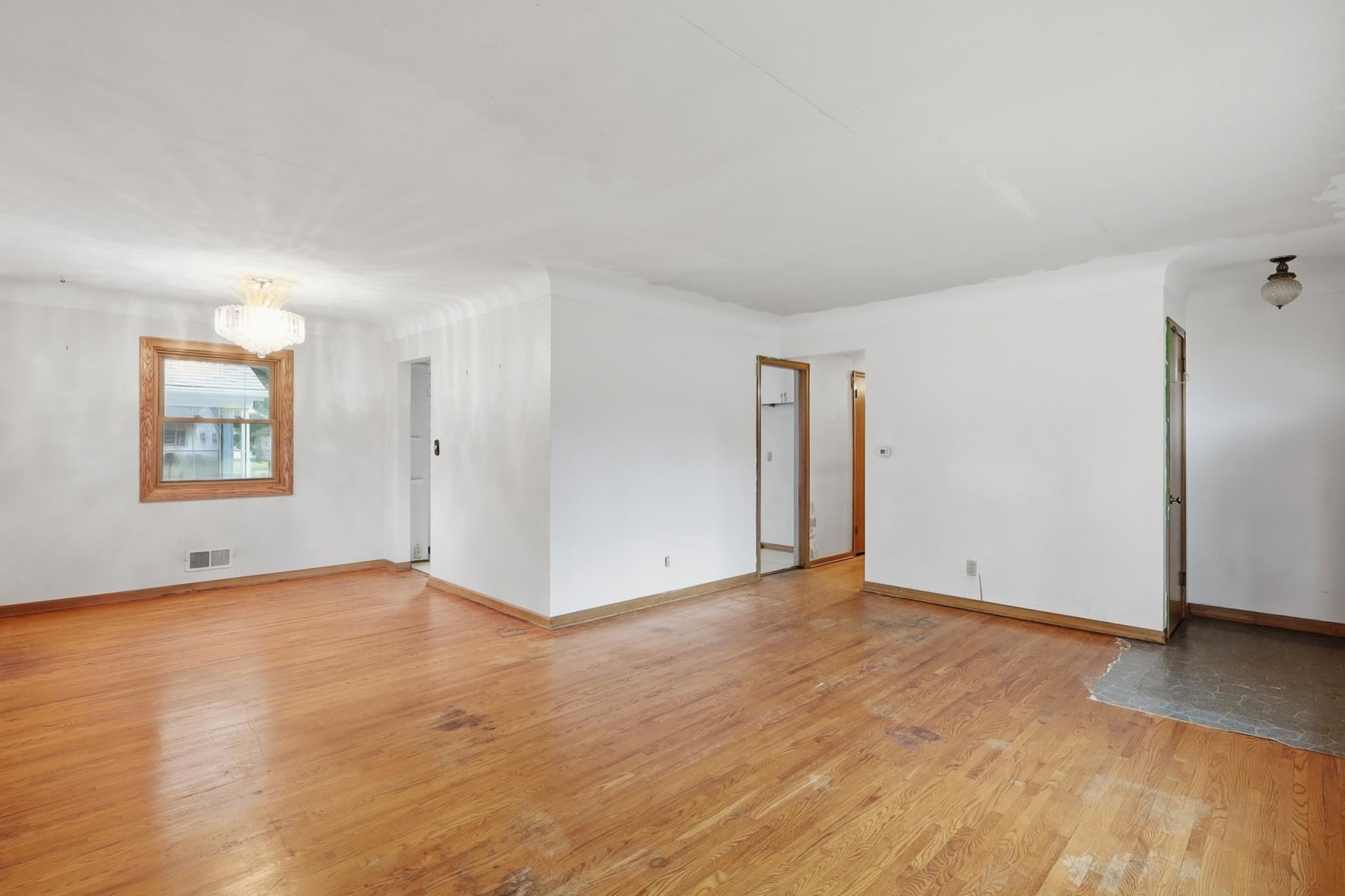 3rd image of 2360 Circle Dr, Saint Paul, MN 55110 | MLS# 7102310