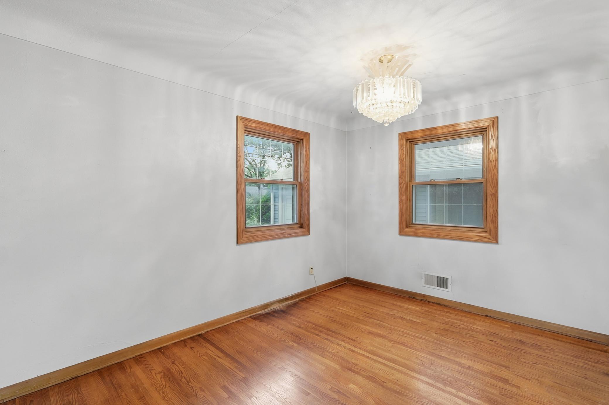 5th image of 2360 Circle Dr, Saint Paul, MN 55110 | MLS# 7102310