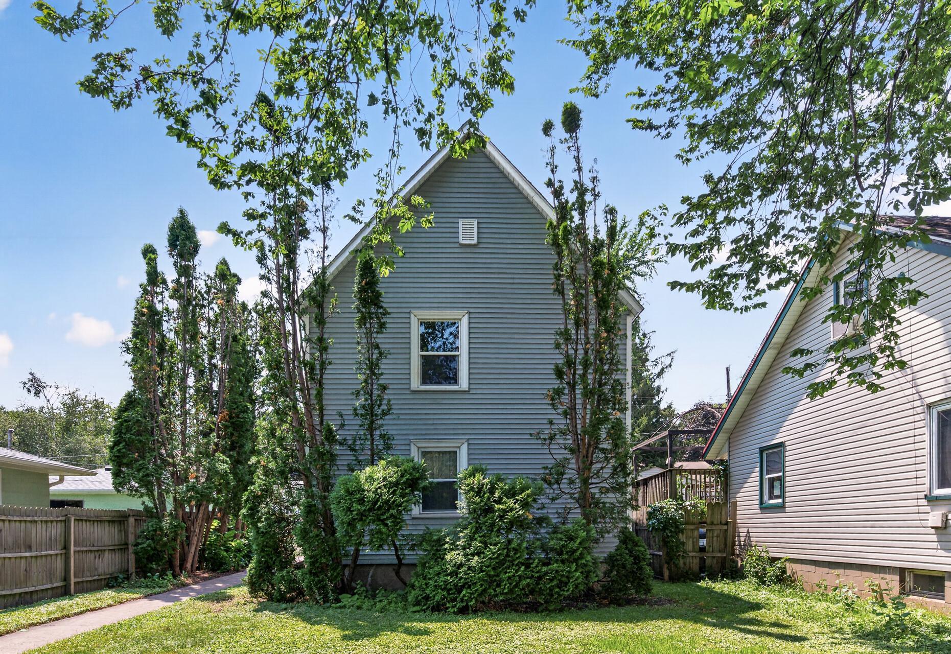 2nd image of 828 Englewood Ave, Saint Paul, MN 55104 | MLS# 7102997