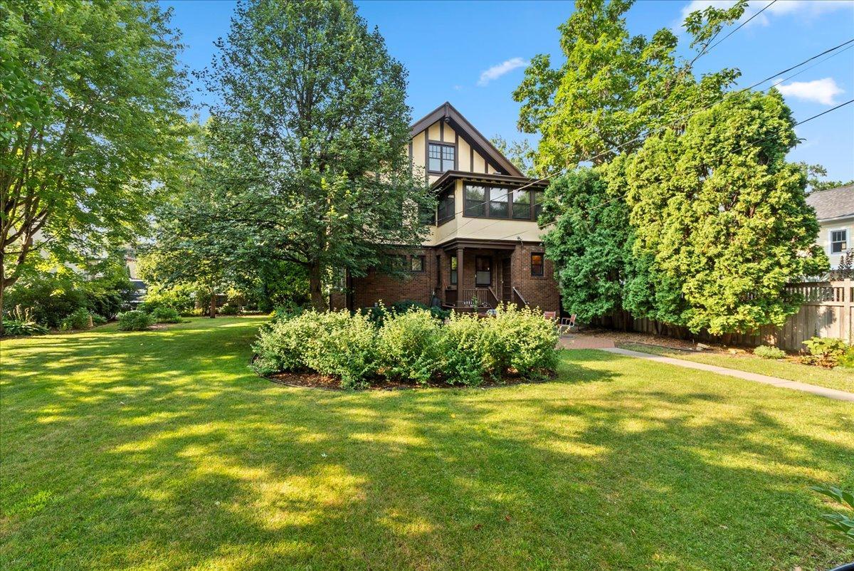3rd image of 887 Ashland Ave, Saint Paul, MN 55104 | MLS# 7103370