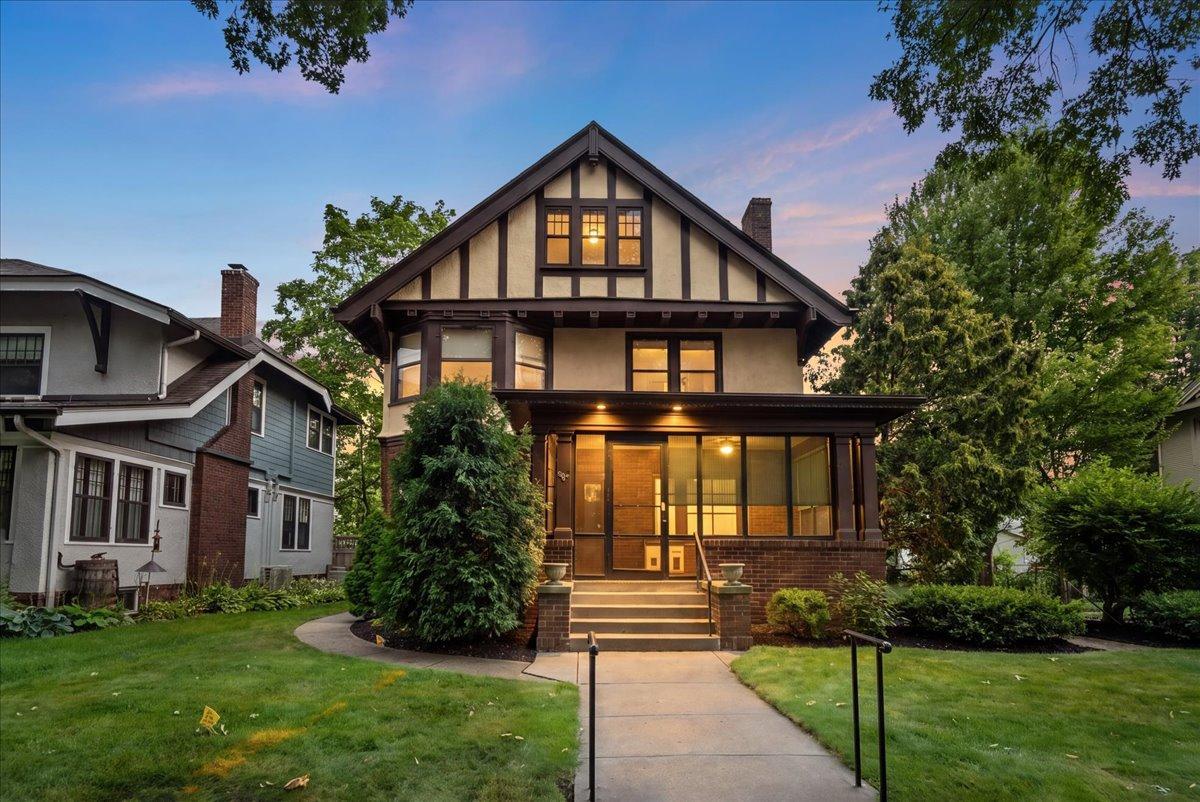 1st image of 887 Ashland Ave, Saint Paul, MN 55104 | MLS# 7103370