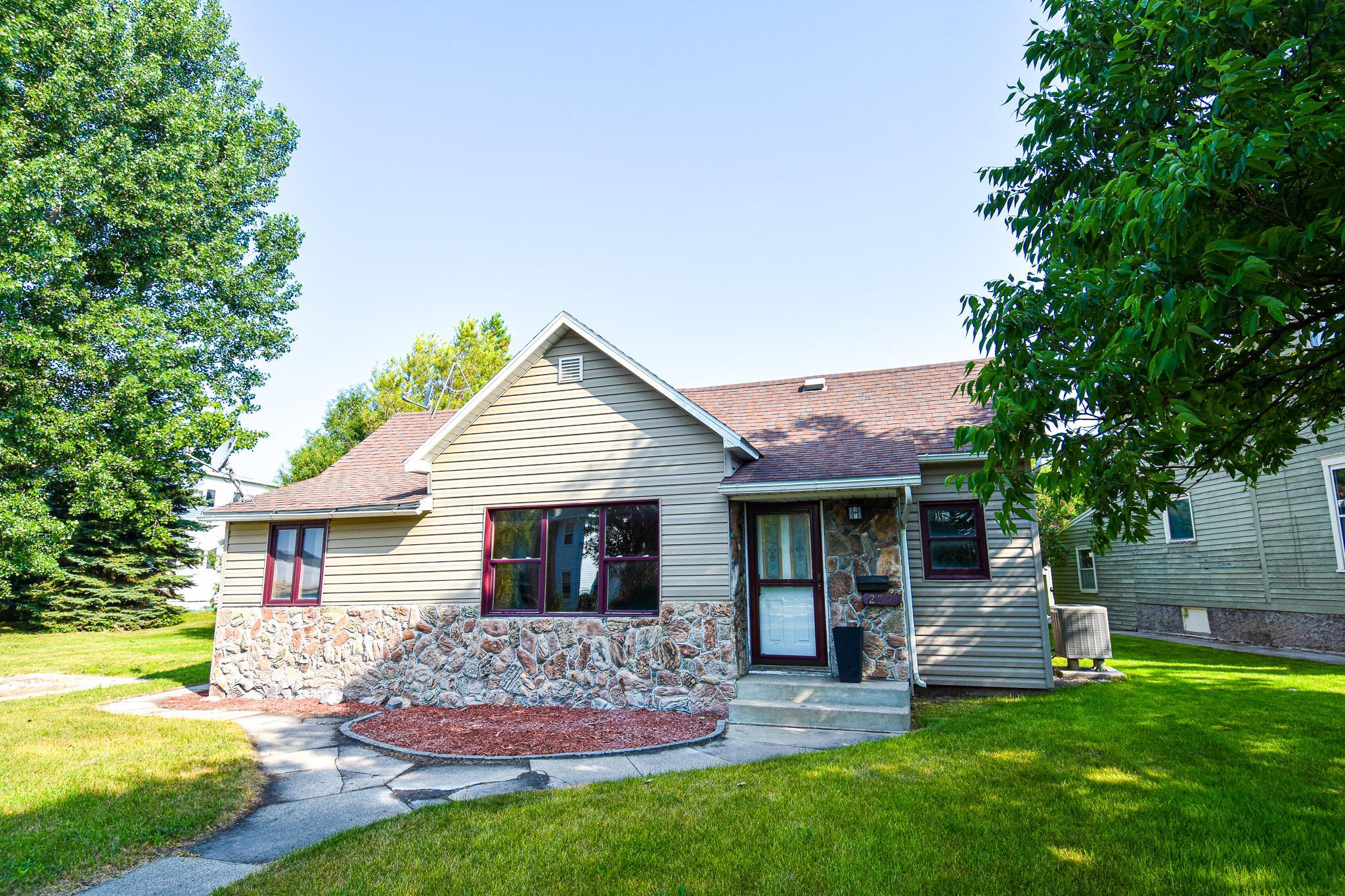 1st image of 237 E Nelson Ave, Warren, MN 56762 | MLS# 7103565