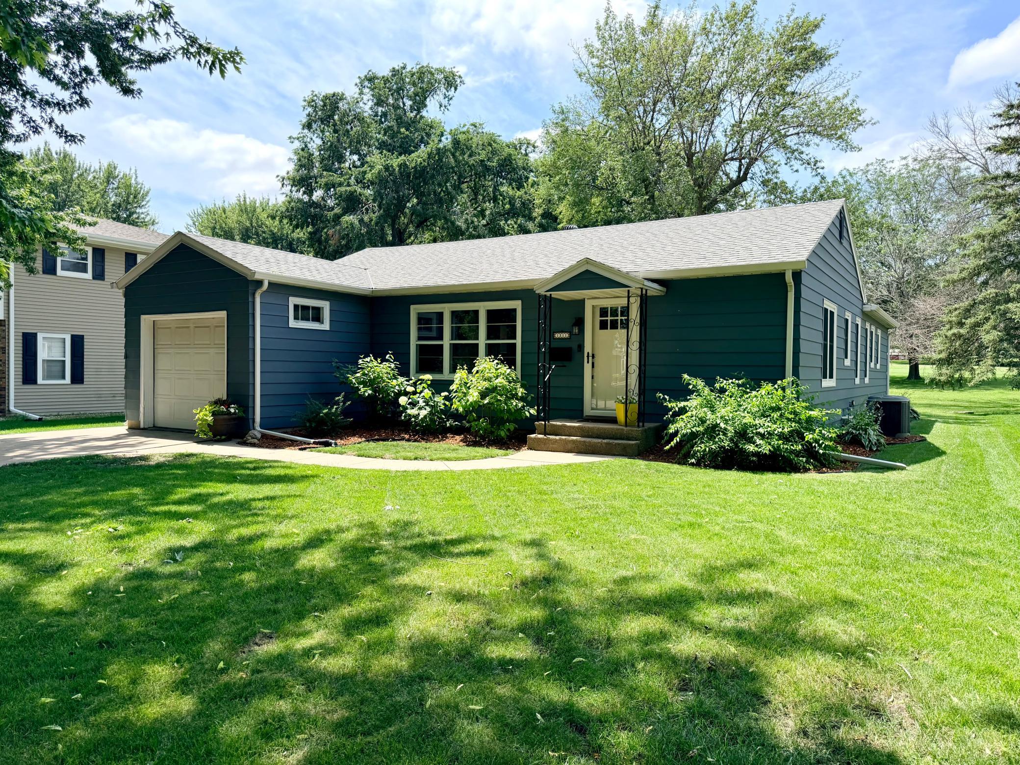 2nd image of 1311 Elmwood Ave, Worthington, MN 56187 | MLS# 7104517