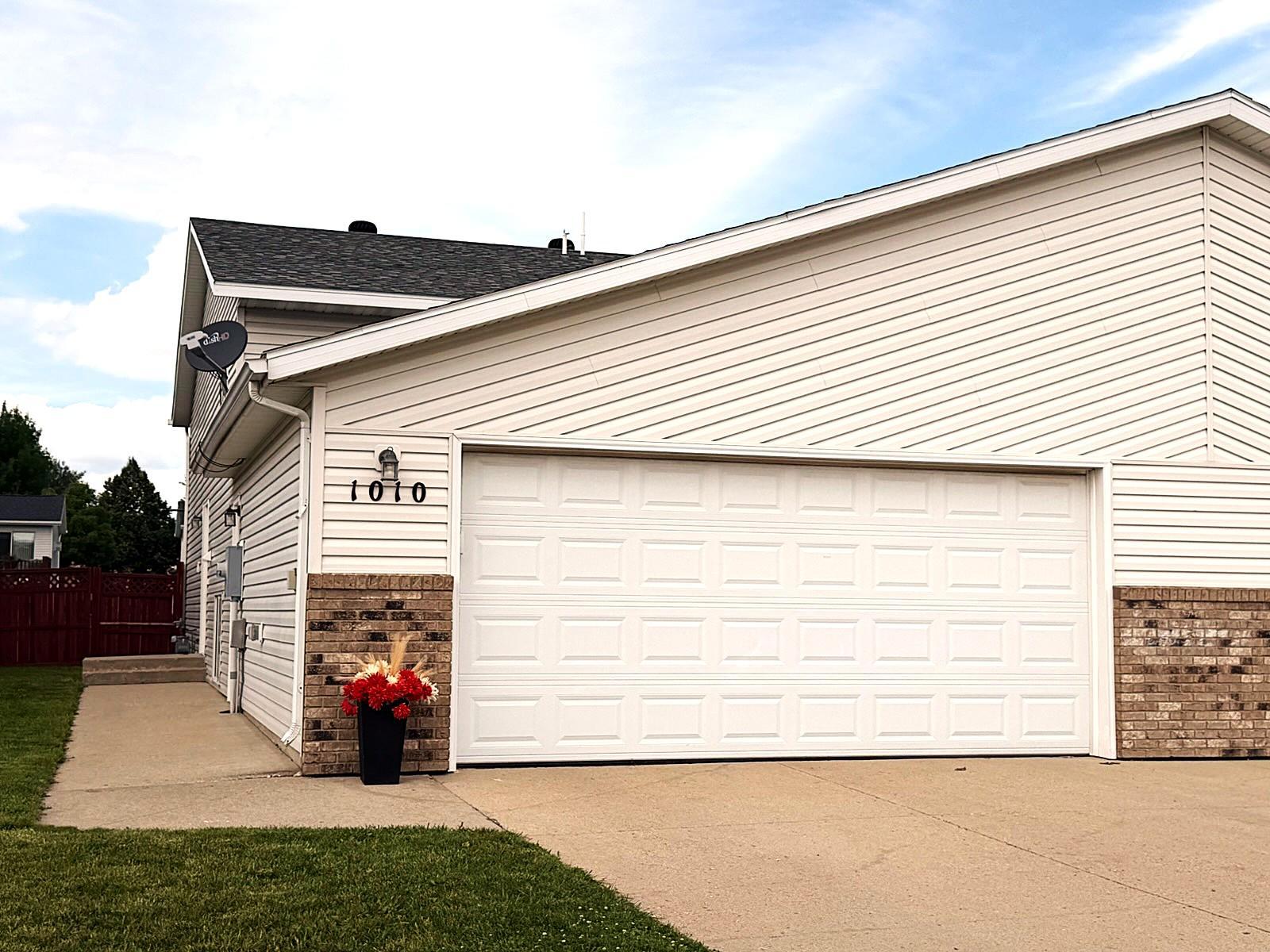 1st image of 1010 Oak Pl, West Fargo, ND 58078 | MLS# 7105018