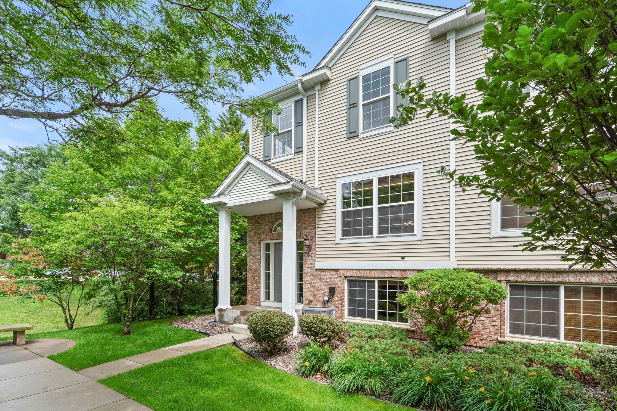 Homes for sale in Mahtomedi, MN | 868 Ledgestone Dr, Mahtomedi, MN 55115 | MLS# 7106635