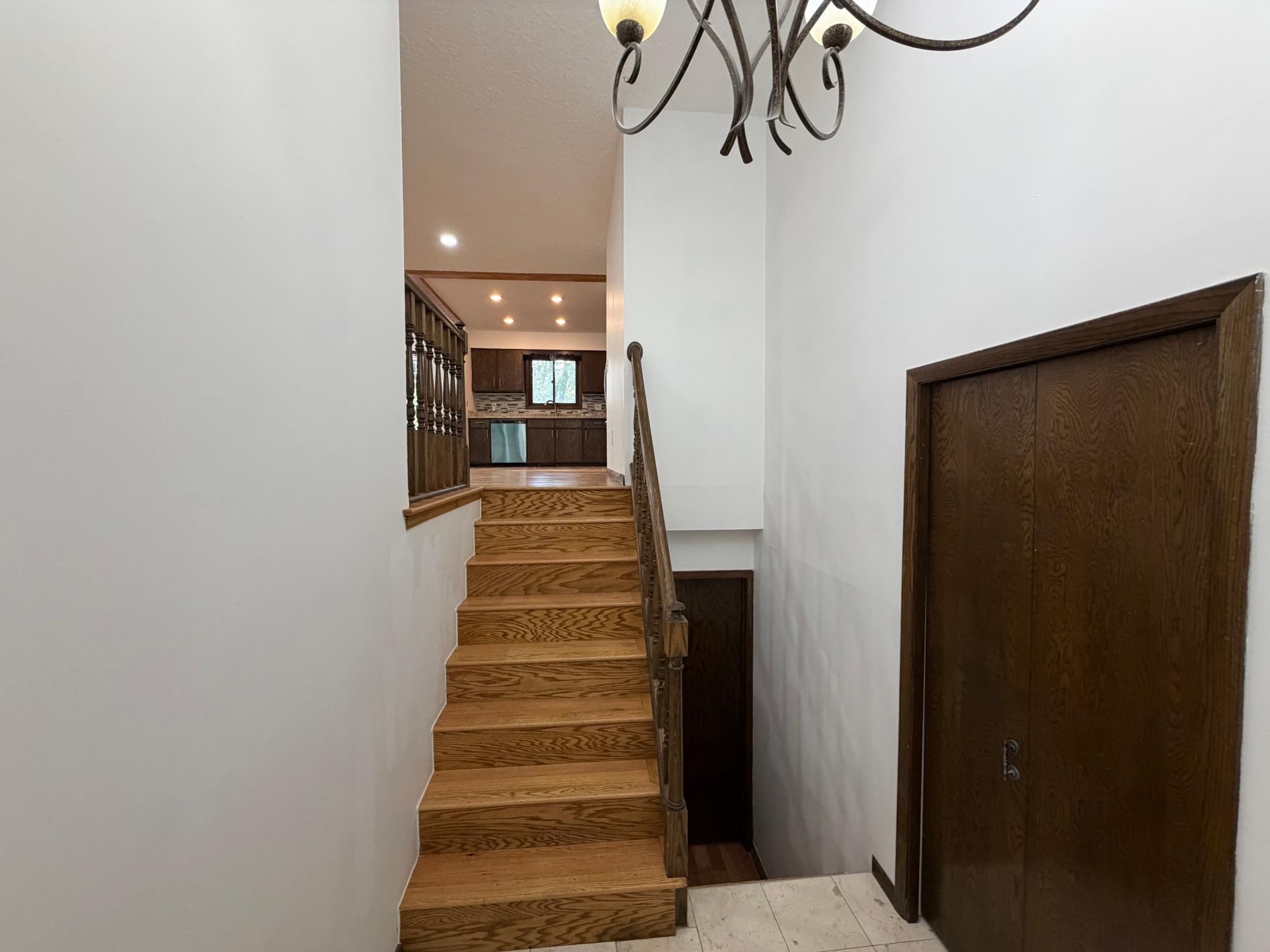 2nd image of 404 Cimarron Rd, Saint Paul, MN 55124 | MLS# 7107567