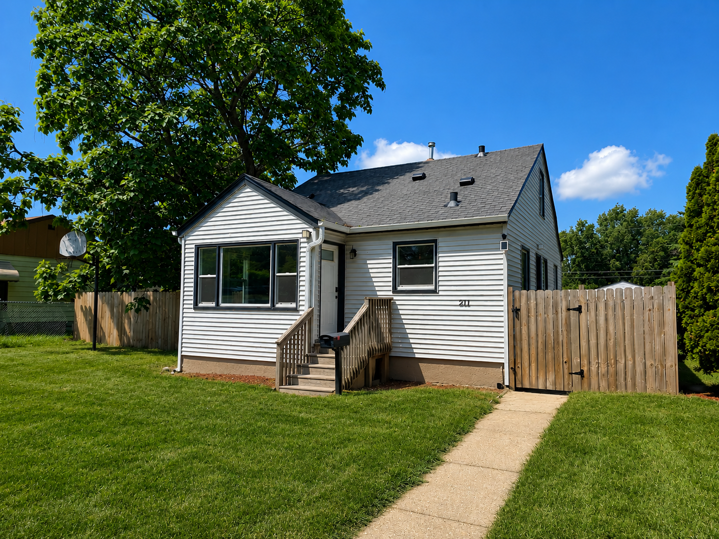1st image of 211 E Spruce St, South Saint Paul, MN 55075 | MLS# 7109011