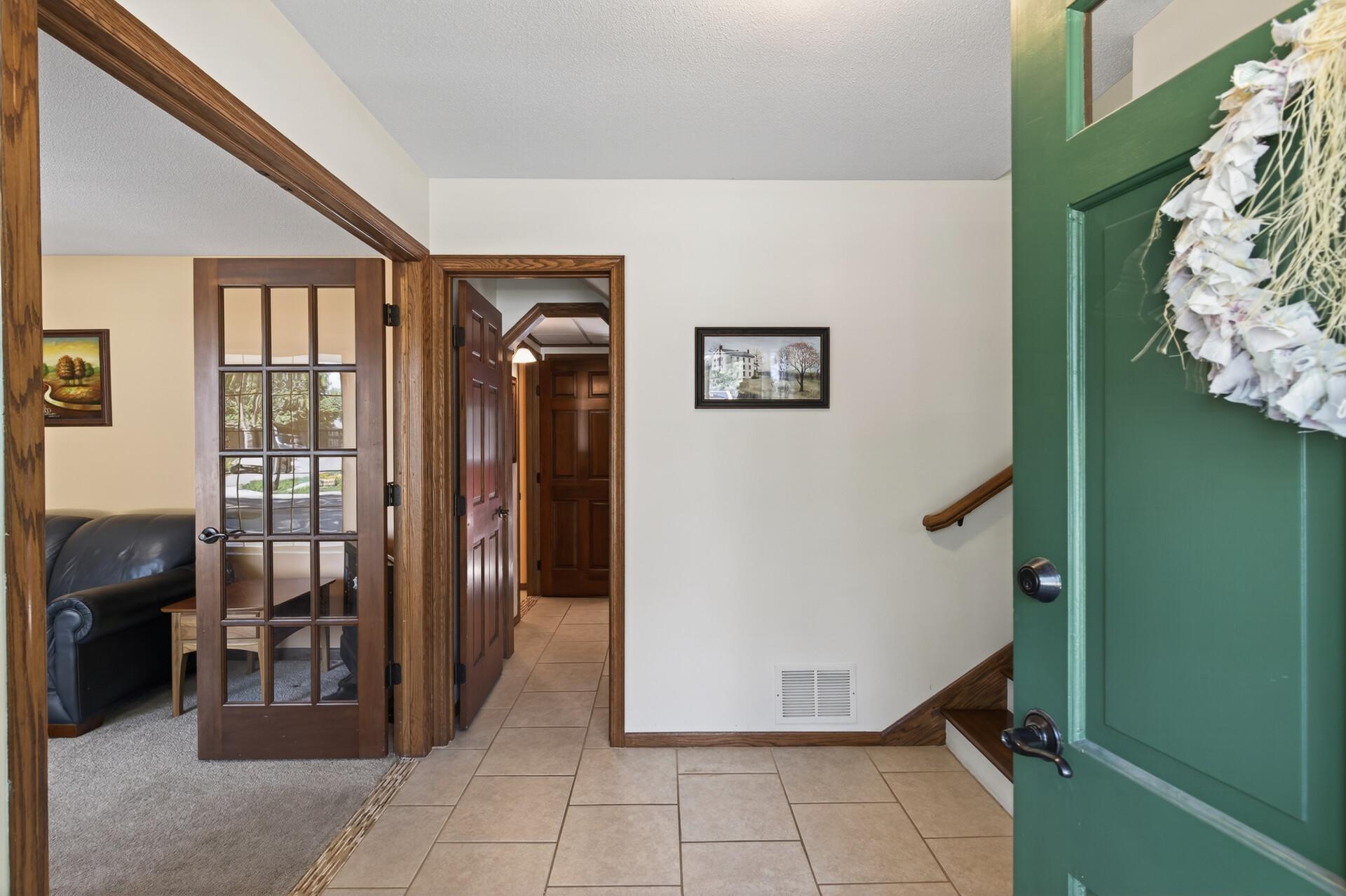 4th image of 1094 Lowell Dr, Saint Paul, MN 55124 | MLS# 7110117
