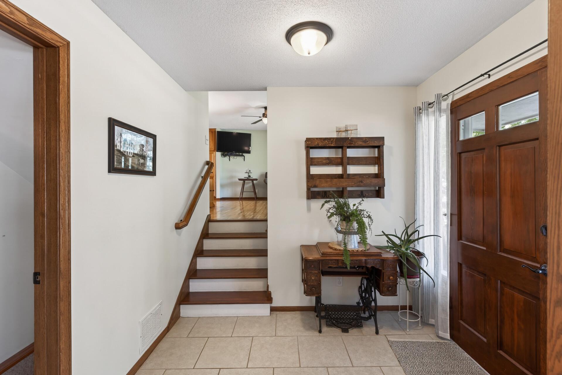 5th image of 1094 Lowell Dr, Saint Paul, MN 55124 | MLS# 7110117