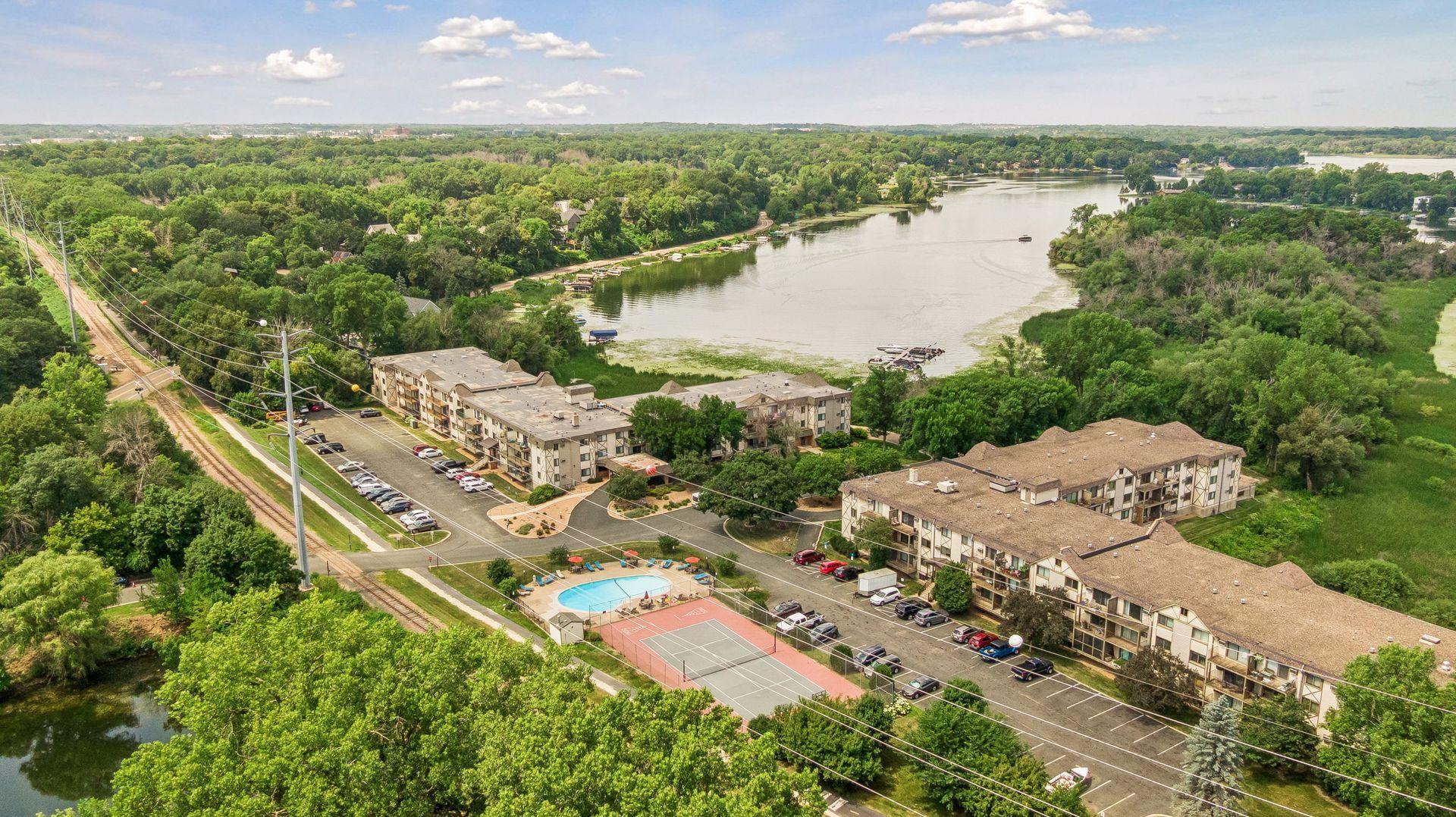 2nd image of 1304 W Medicine Lake Dr #320, Minneapolis, MN 55441 | MLS# 7111038
