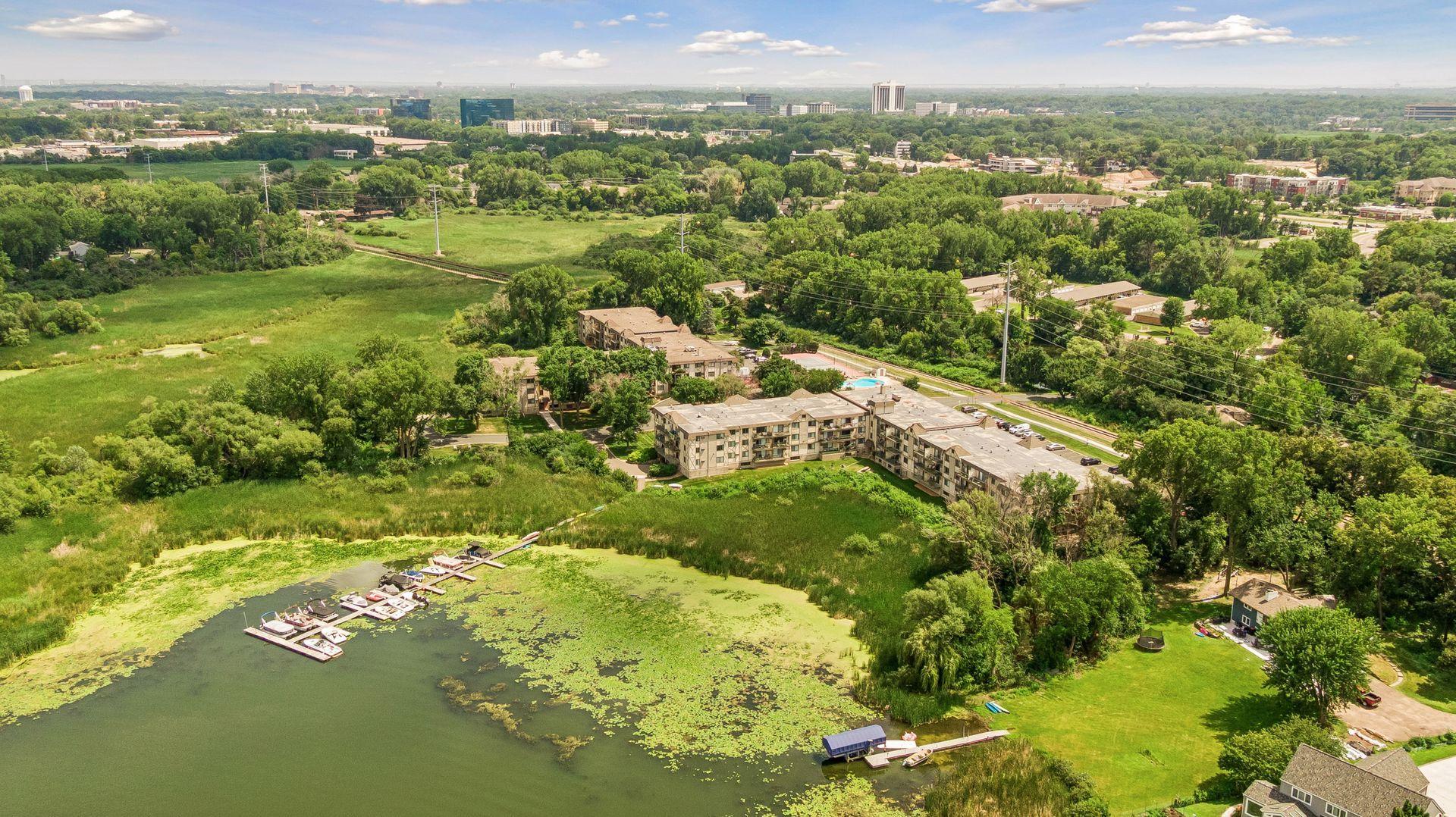 4th image of 1304 W Medicine Lake Dr #320, Minneapolis, MN 55441 | MLS# 7111038