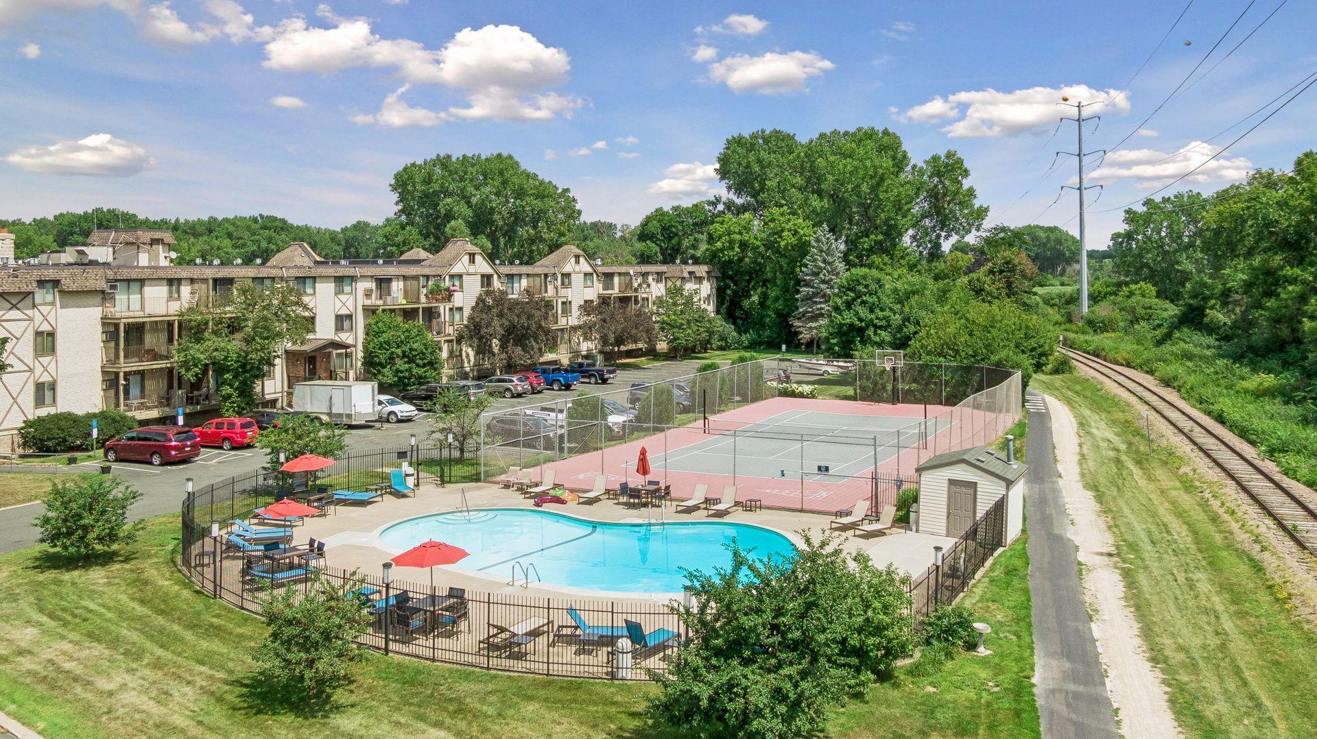 1st image of 1304 W Medicine Lake Dr #320, Minneapolis, MN 55441 | MLS# 7111038