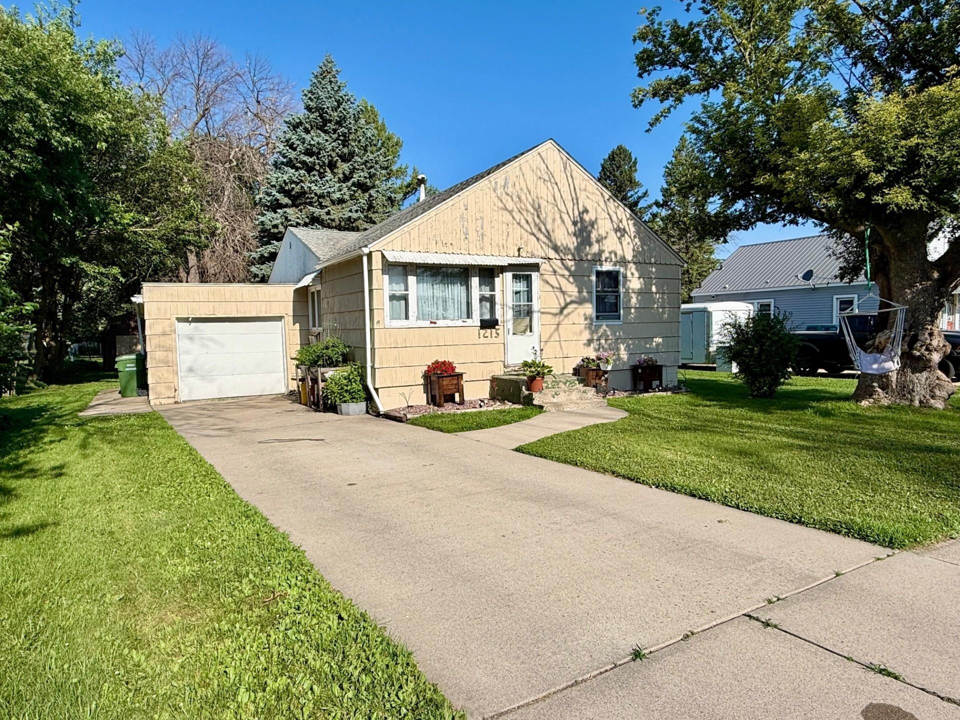 2nd image of 1215 Douglas Ave, Worthington, MN 56187 | MLS# 7111821