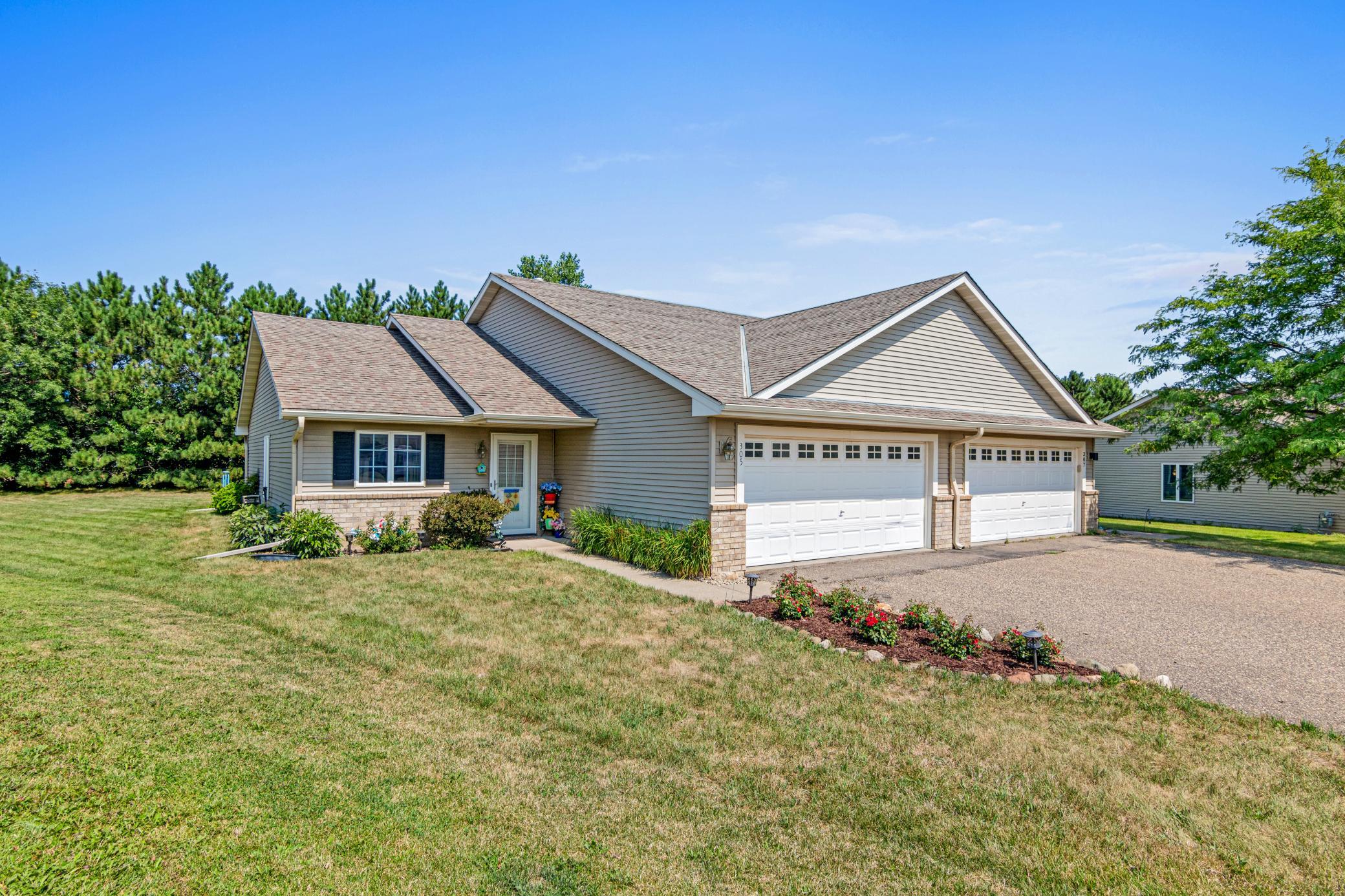 3rd image of 305 Wildwood Cir, Roberts, WI 54023 | MLS# 7111827