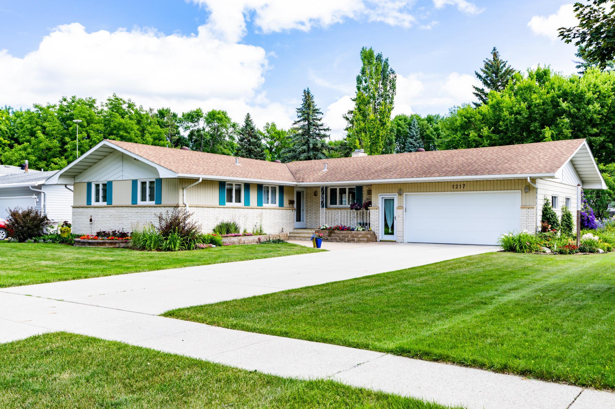 2nd image of 1217 Oak St N, Fargo, ND 58102 | MLS# 7113180
