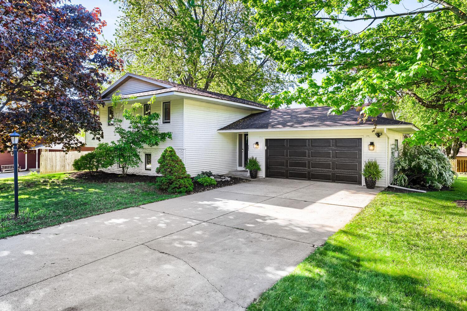 1st image of 503 Highland Dr, Chanhassen, MN 55317 | MLS# 7113191