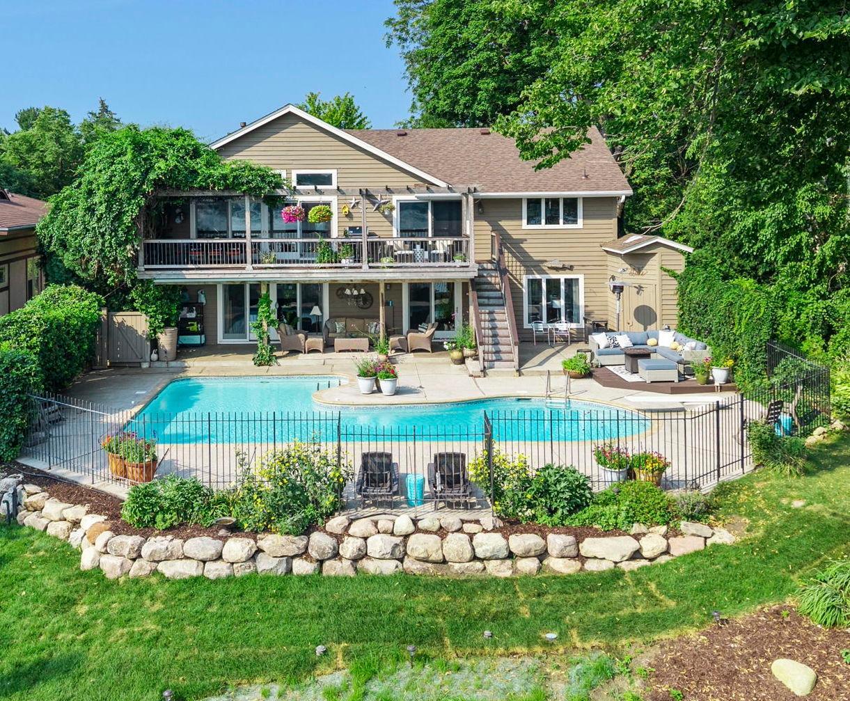 2nd image of 162 Peninsula Rd, Minneapolis, MN 55441 | MLS# 7114365