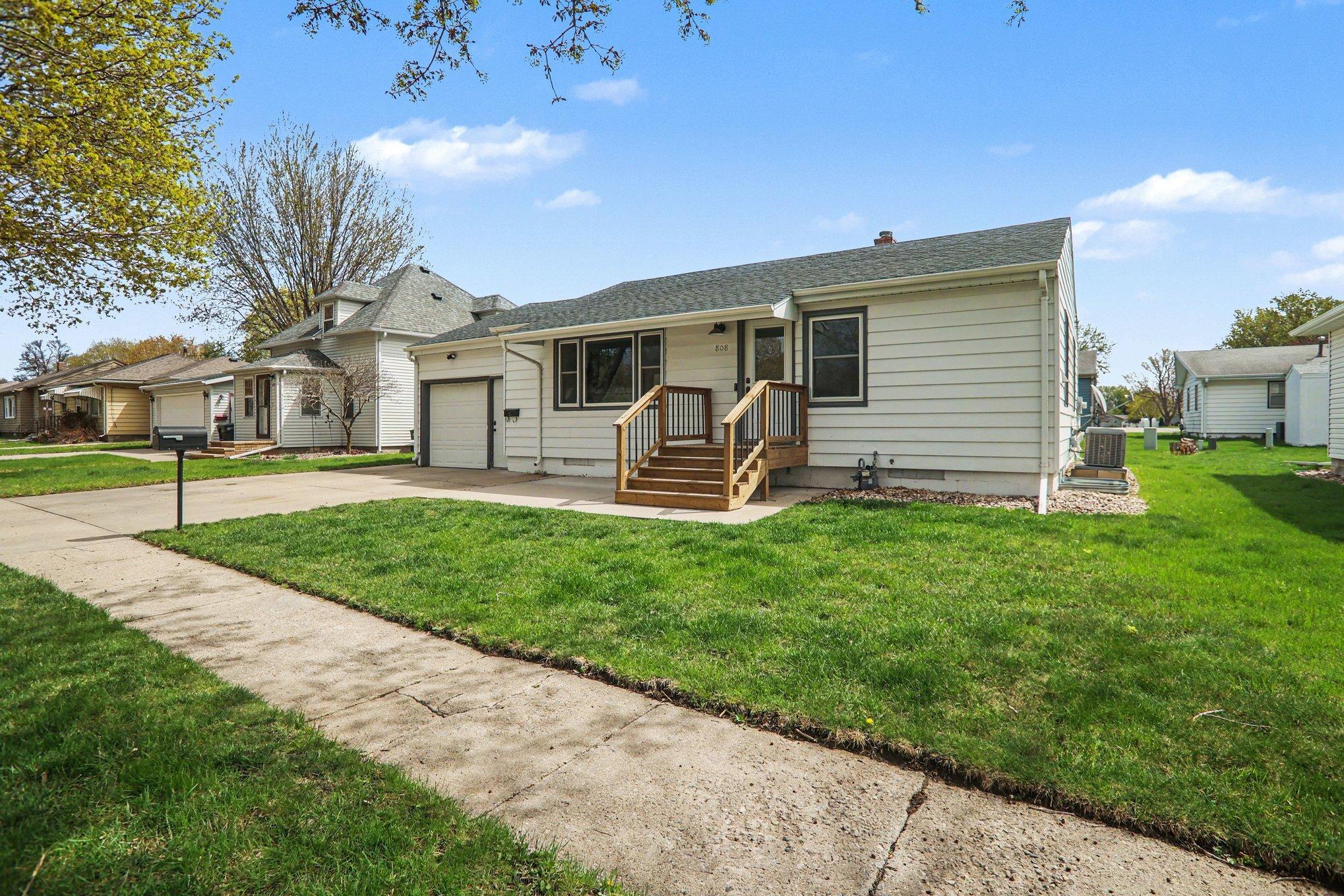 3rd image of 808 N Oakley St, Luverne, MN 56156 | MLS# 7114695