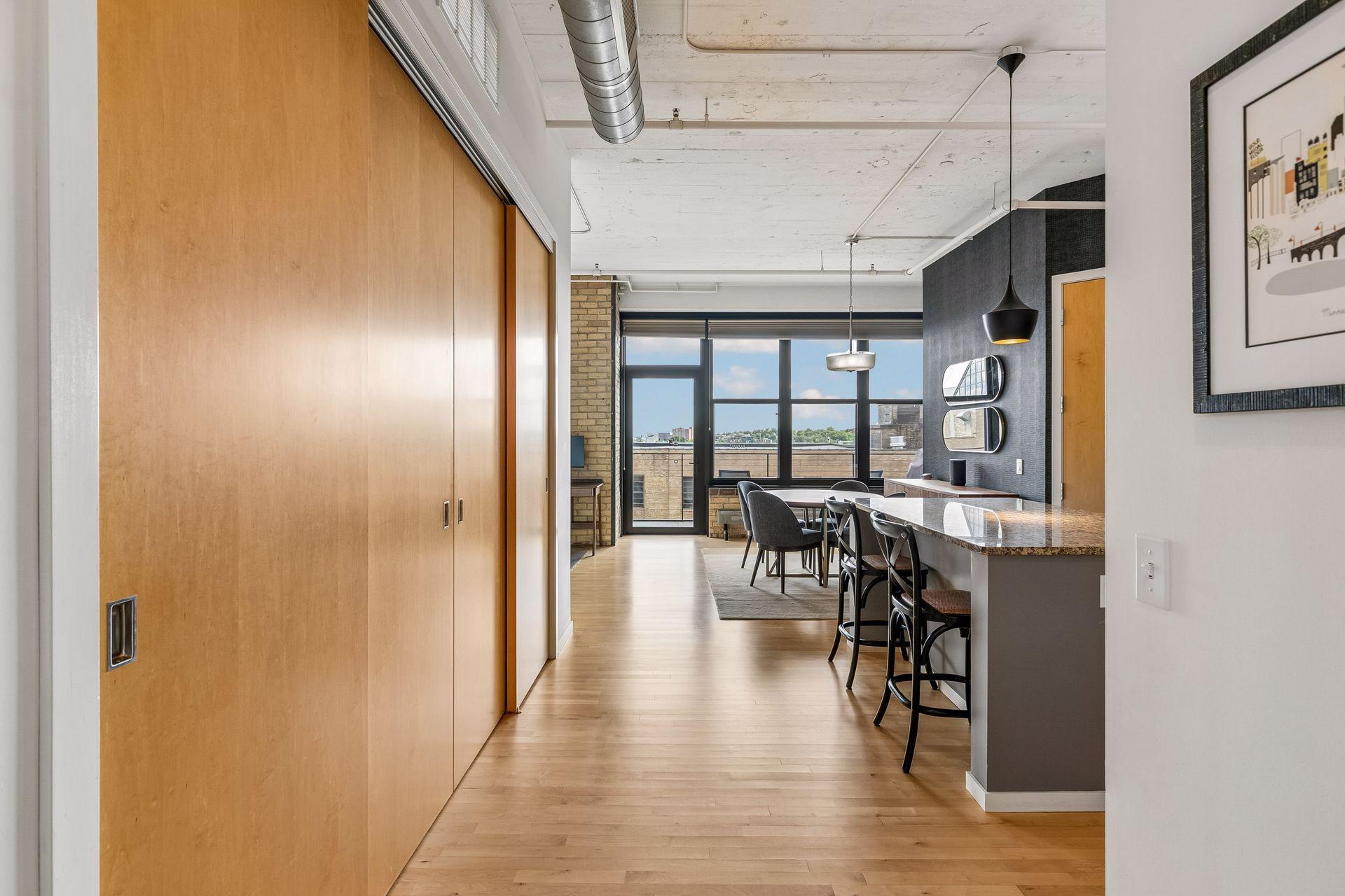 5th image of 290 Market St, Minneapolis, MN 55405