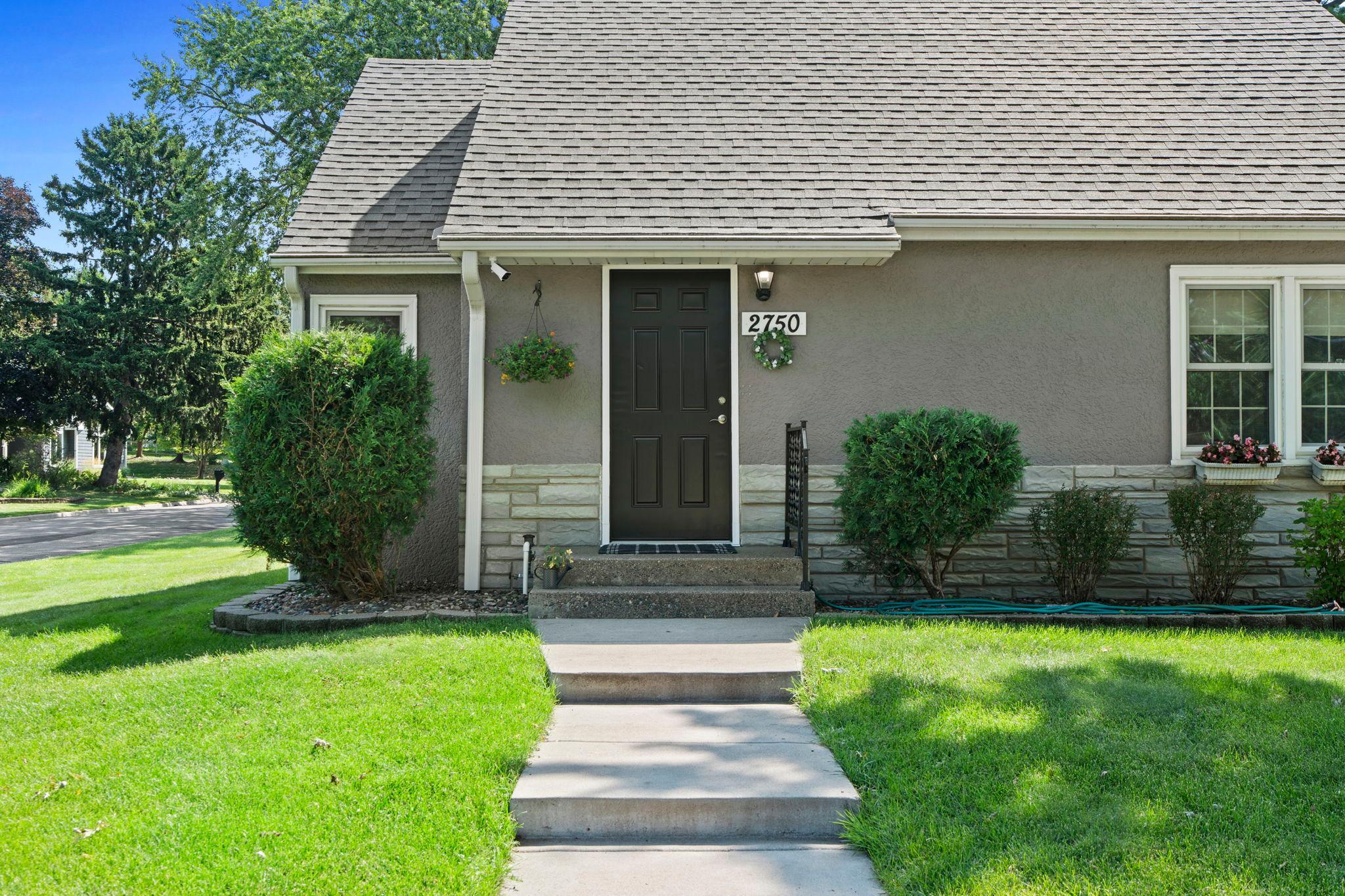 3rd image of 2750 Oxford St N, Saint Paul, MN 55113 | MLS# 7115480