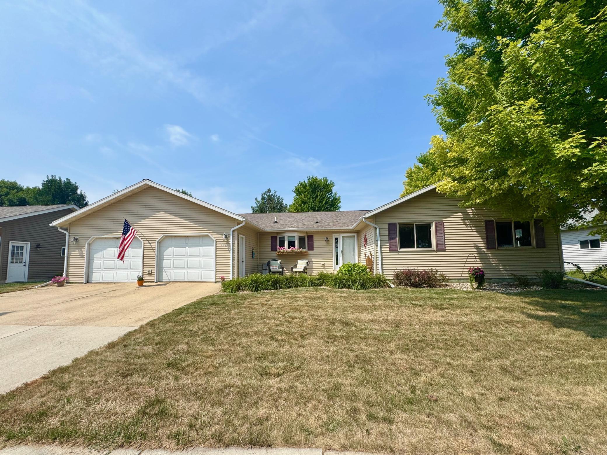 1st image of 702 S Saratoga St, Marshall, MN 56258 | MLS# 7115596
