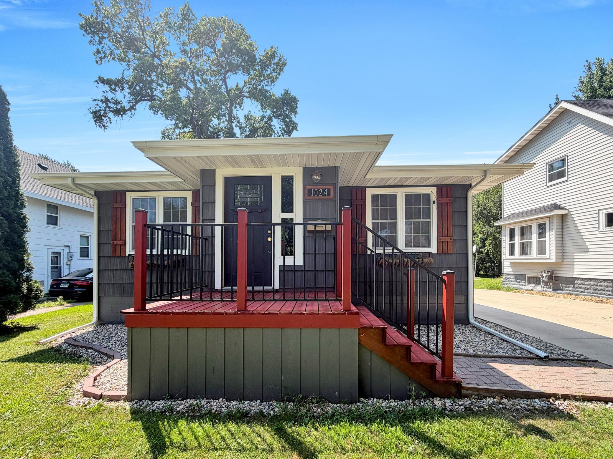 2nd image of 1024 5th St Sw, Willmar, MN 56201 | MLS# 7115713