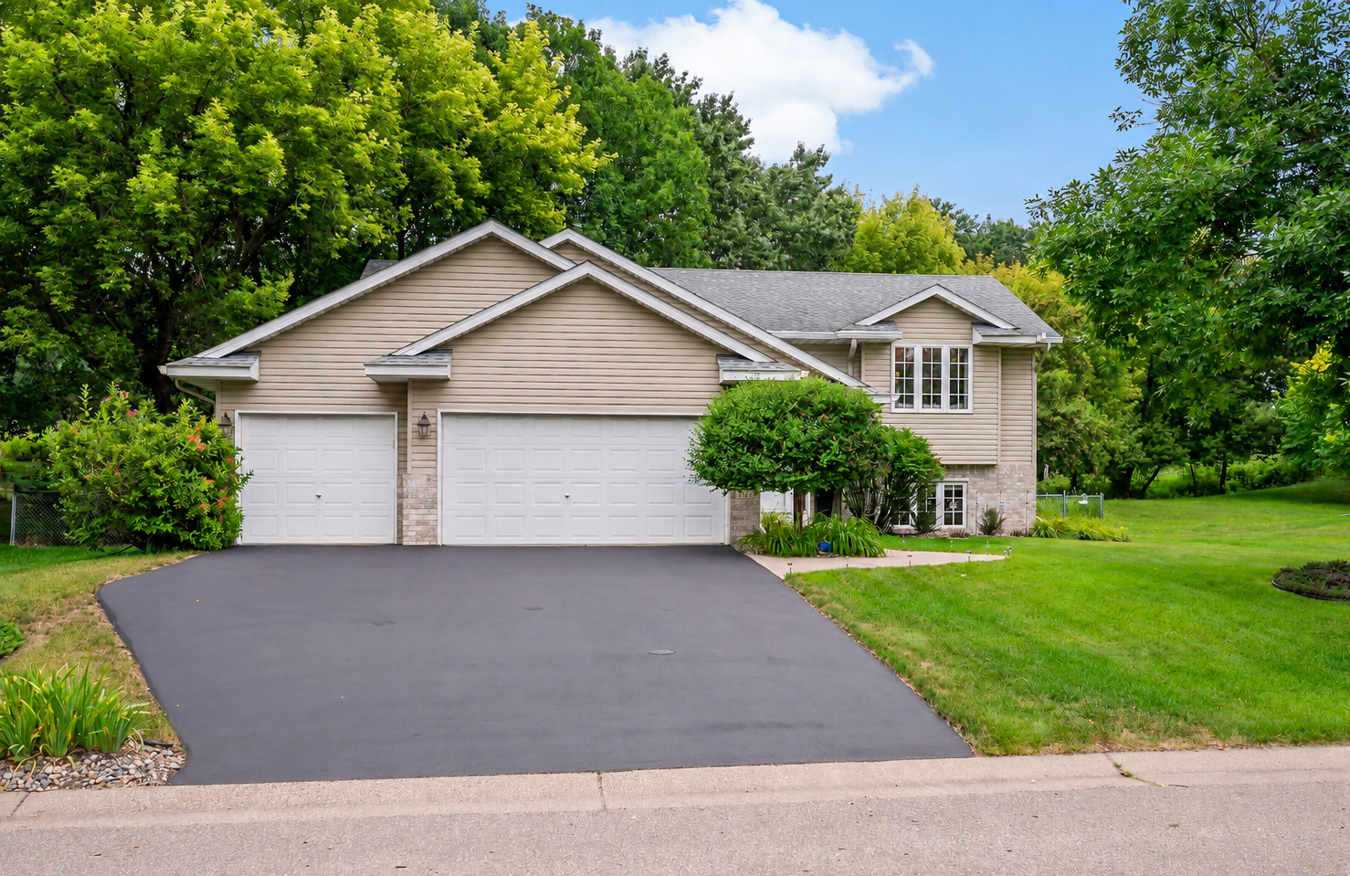 1st image of 842 Sterling St S, Saint Paul, MN 55119 | MLS# 7116106