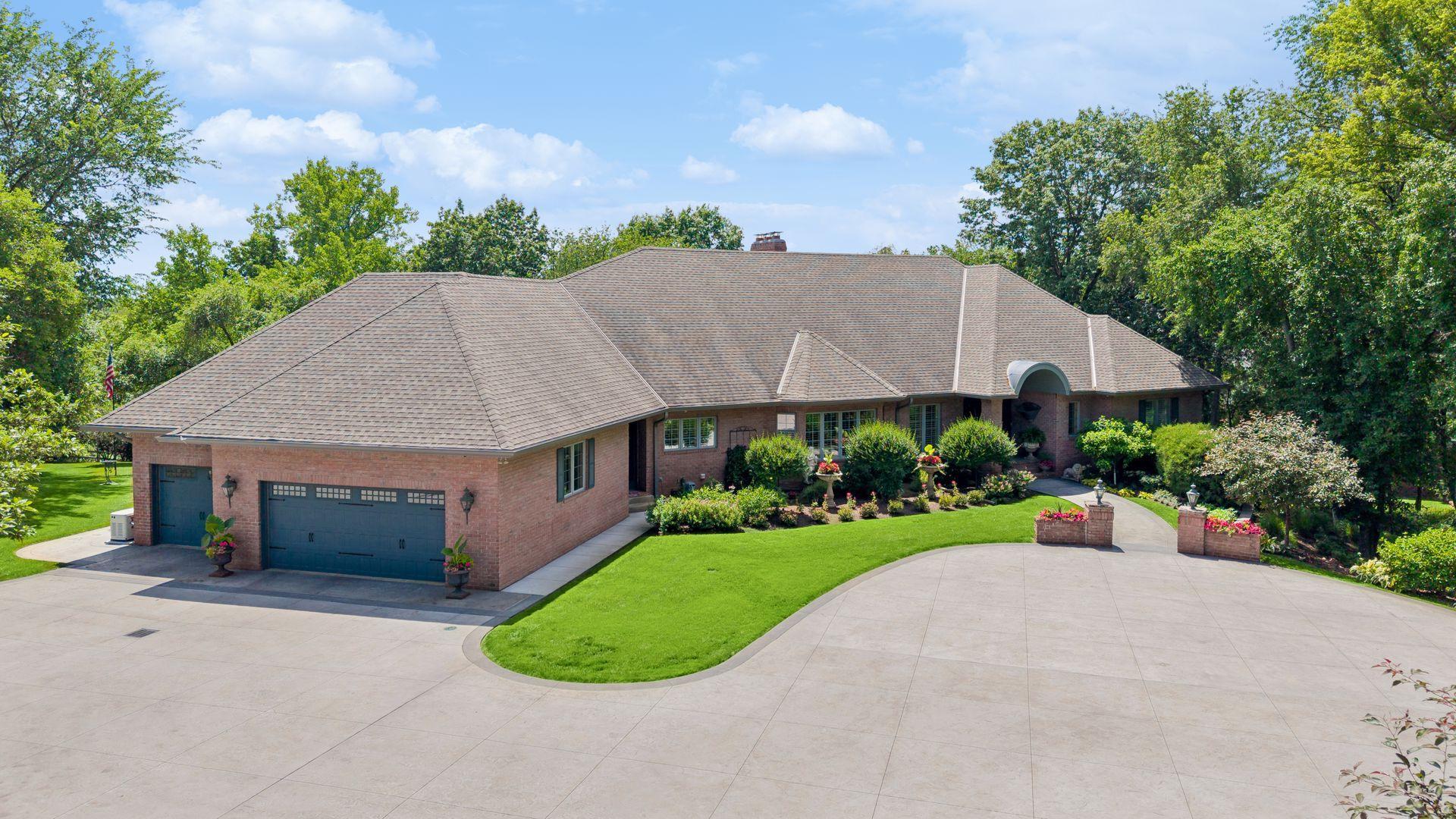2nd image of 300 Salem Church Rd, Saint Paul, MN 55118 | MLS# 7116245