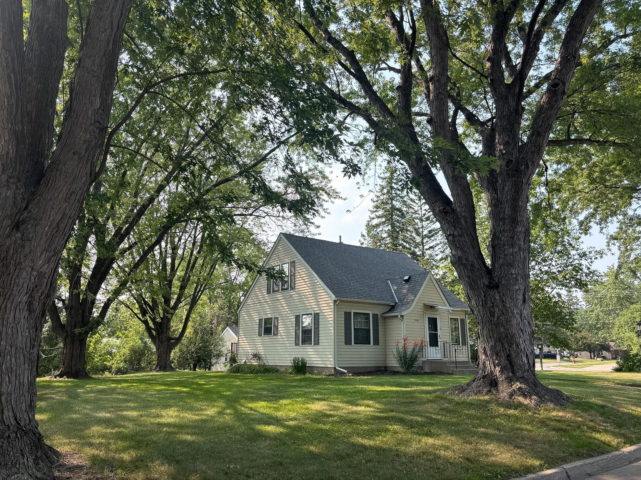 2nd image of 1904 7th St Sw, Willmar, MN 56201 | MLS# 7116455