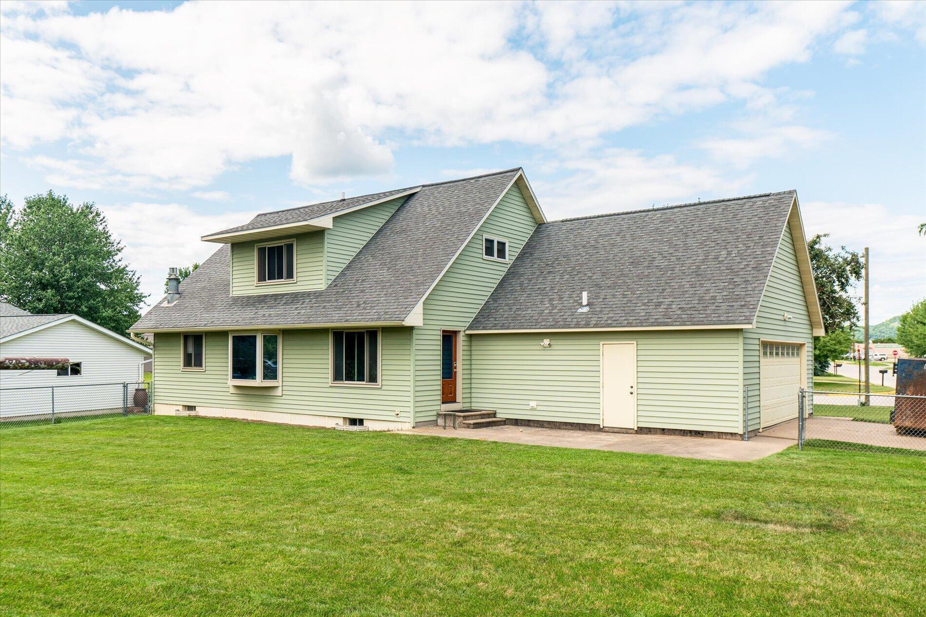1st image of 1430 Willow St, La Crescent, MN 55947 | MLS# 7116467