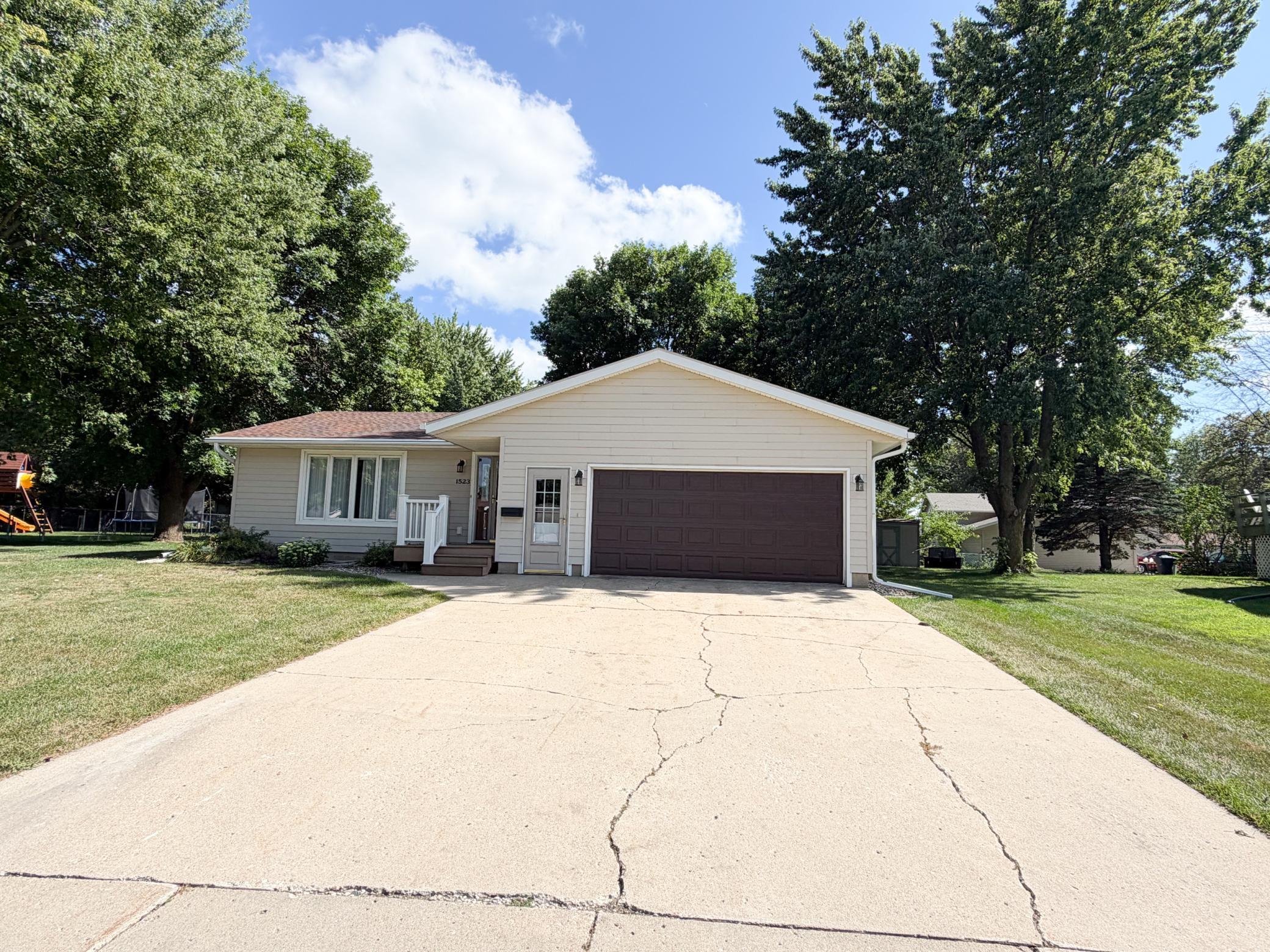 3rd image of 1523 Eckerson Dr, Worthington, MN 56187 | MLS# 7116973
